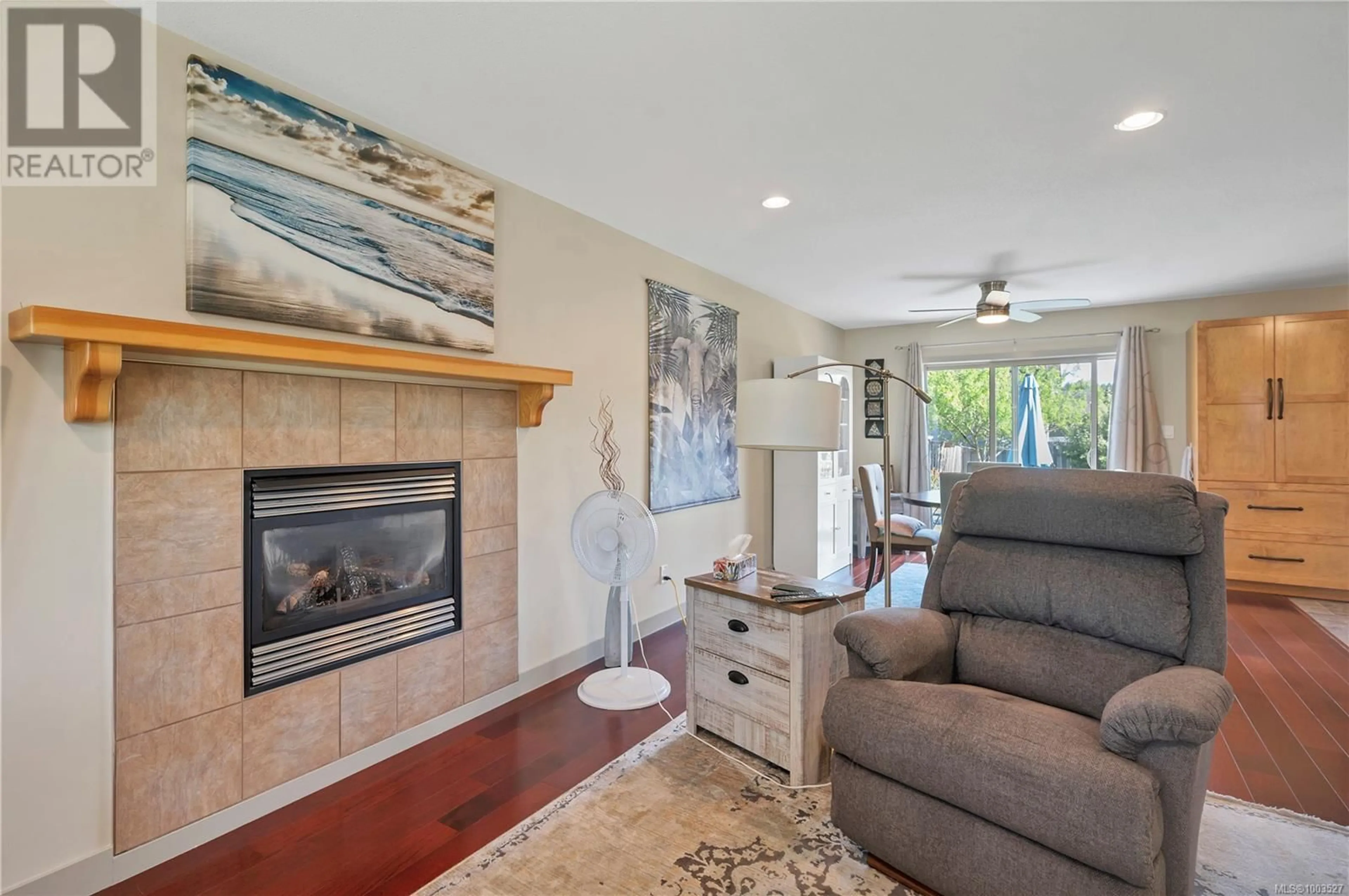 Living room with furniture, ceramic/tile floor for 121 VERMONT DRIVE, Campbell River British Columbia V9W0A4