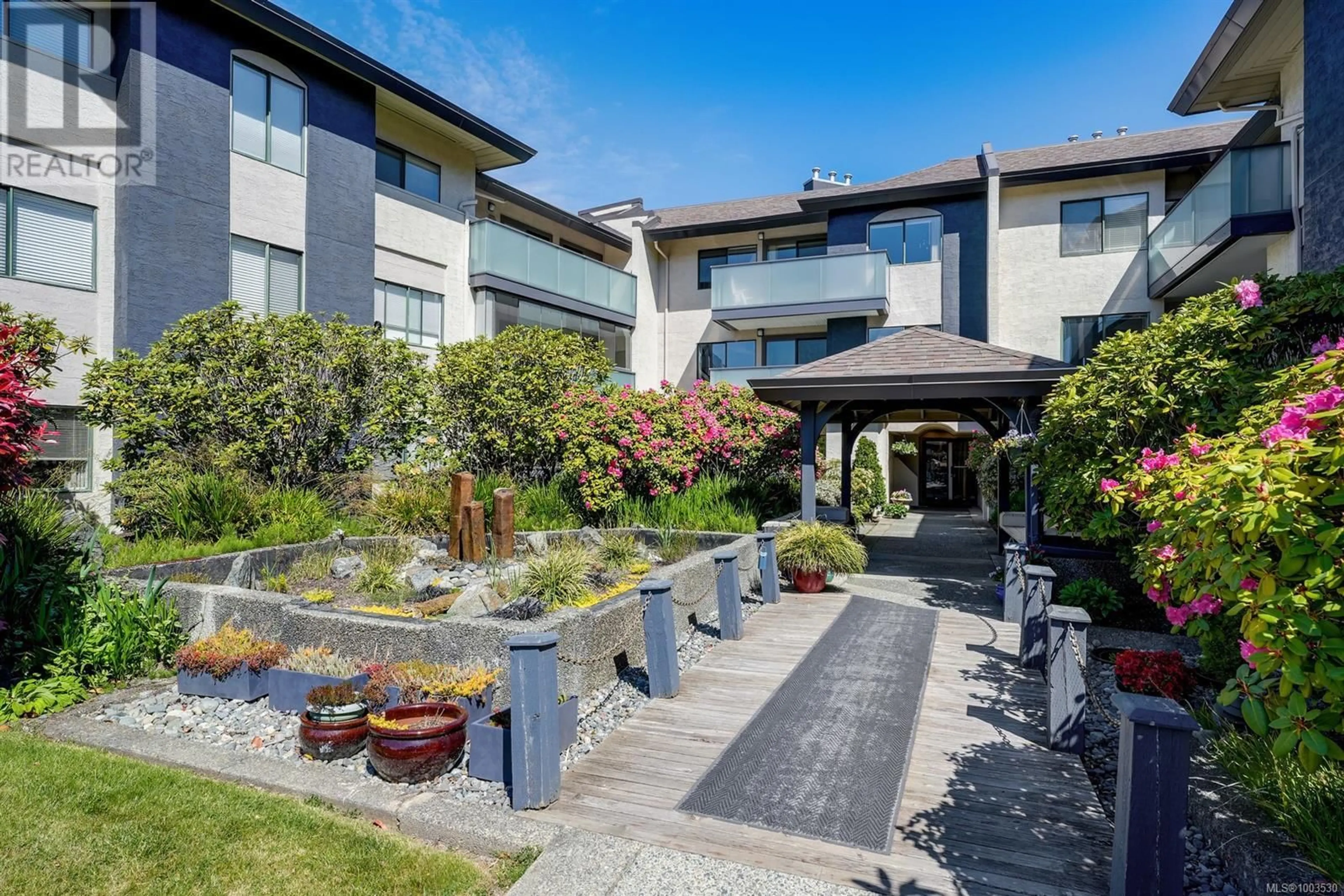 Patio, building for 206 - 3900 SHELBOURNE STREET, Saanich British Columbia V8P4H8