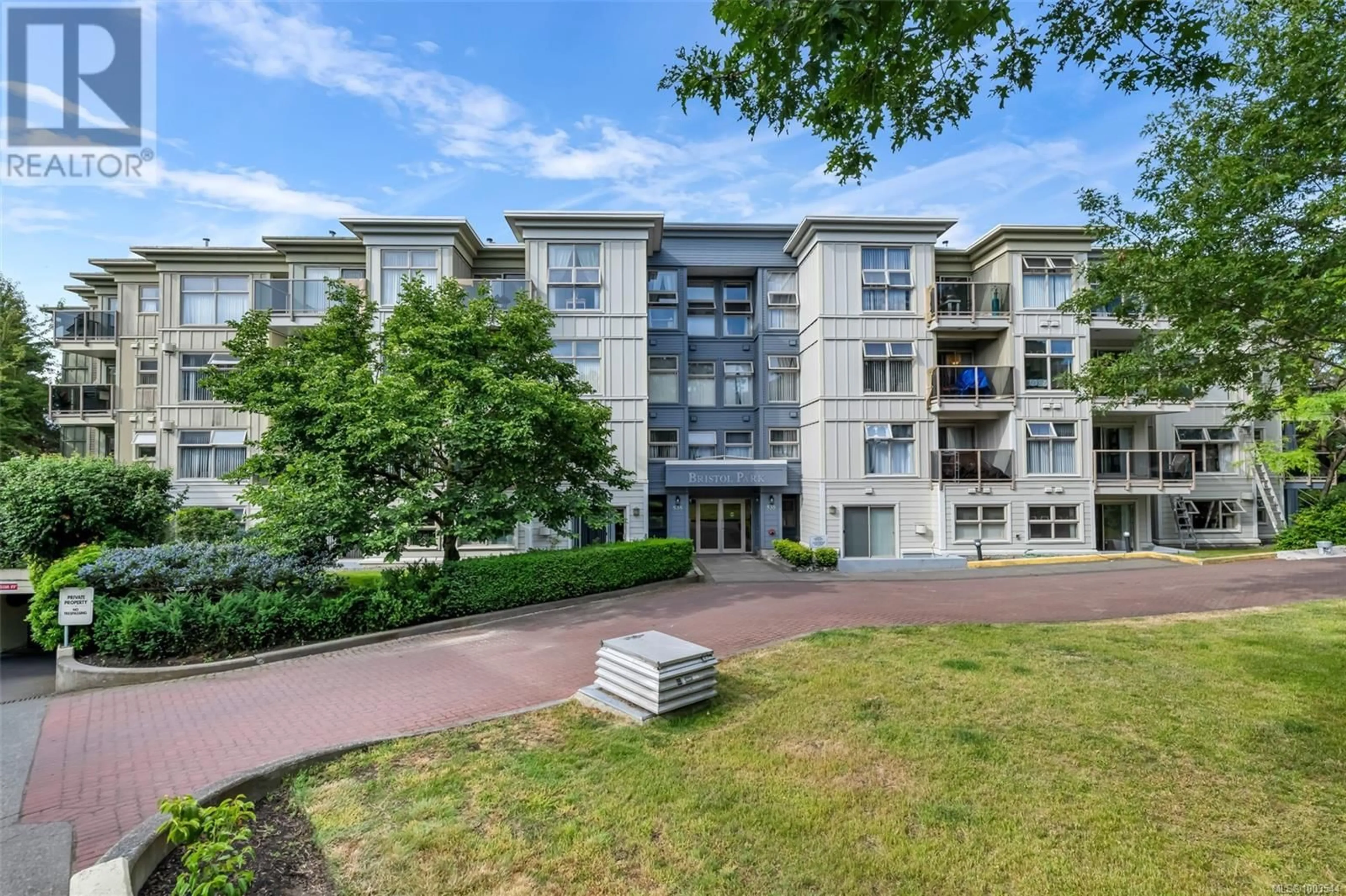 A pic from outside/outdoor area/front of a property/back of a property/a pic from drone, unknown for 409 - 535 MANCHESTER ROAD, Victoria British Columbia V8T5J1