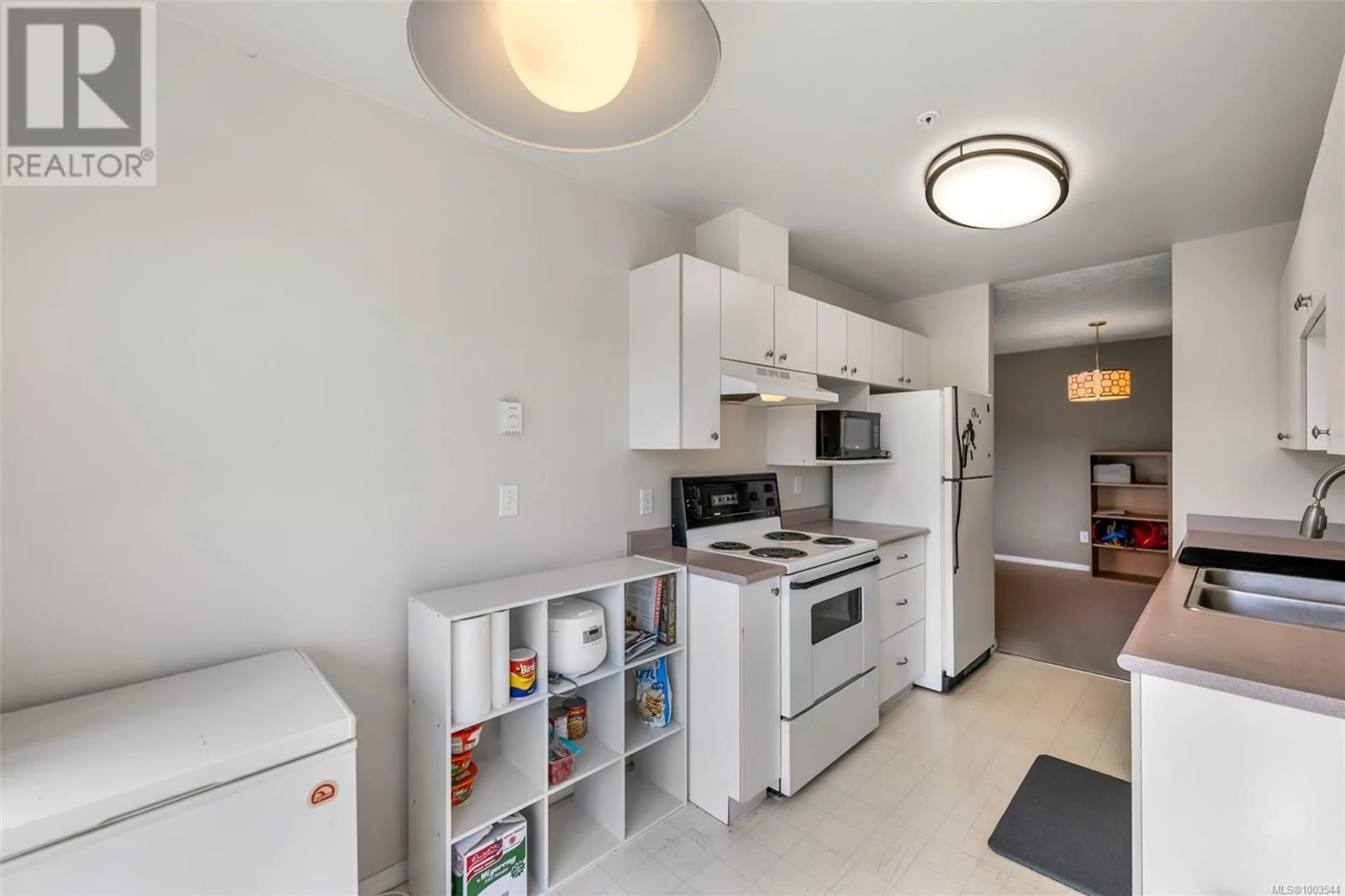 Standard kitchen, ceramic/tile floor for 409 - 535 MANCHESTER ROAD, Victoria British Columbia V8T5J1
