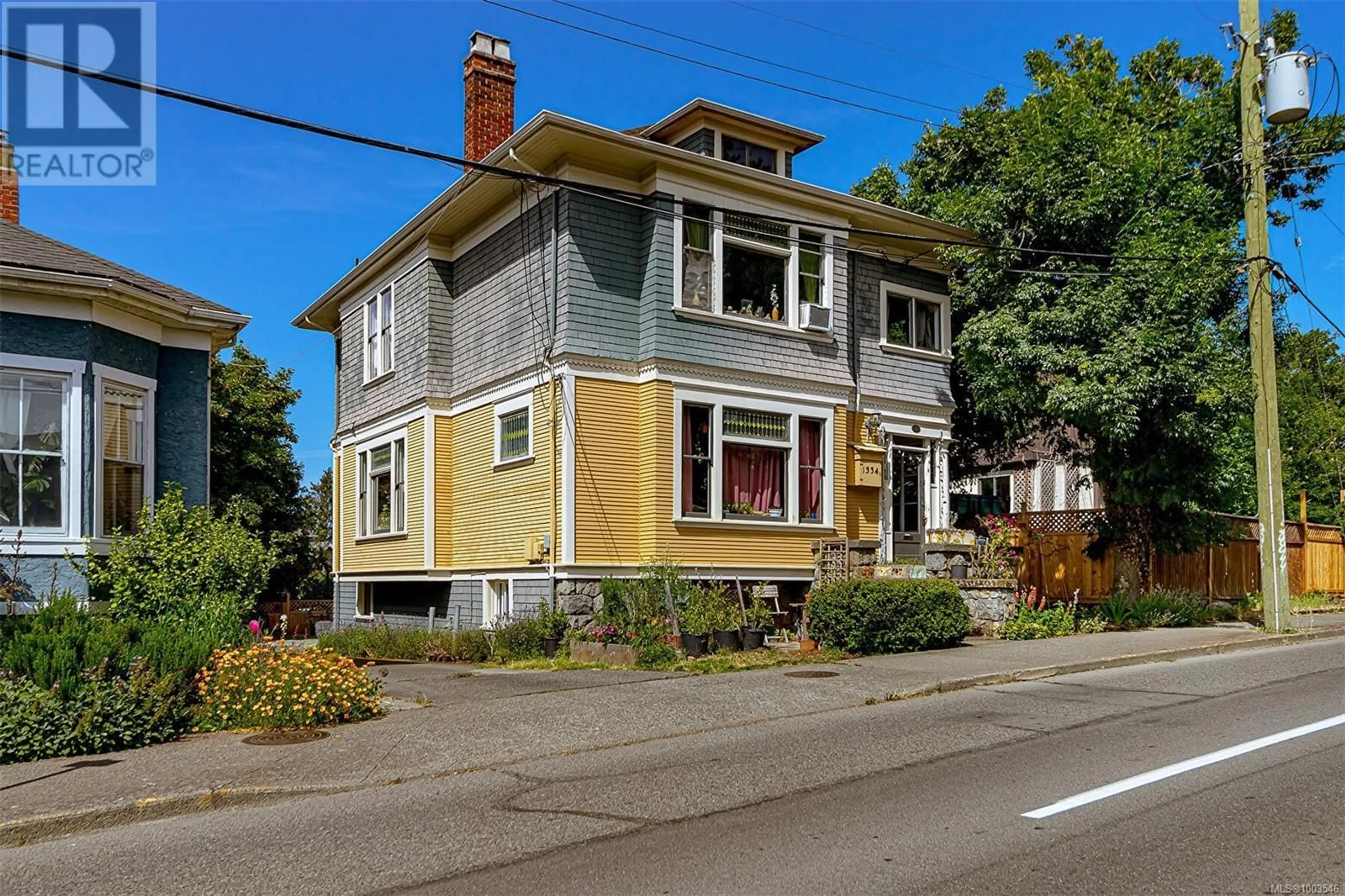 Home with vinyl exterior material, street for 1334 JOHNSON STREET, Victoria British Columbia V8V3P1