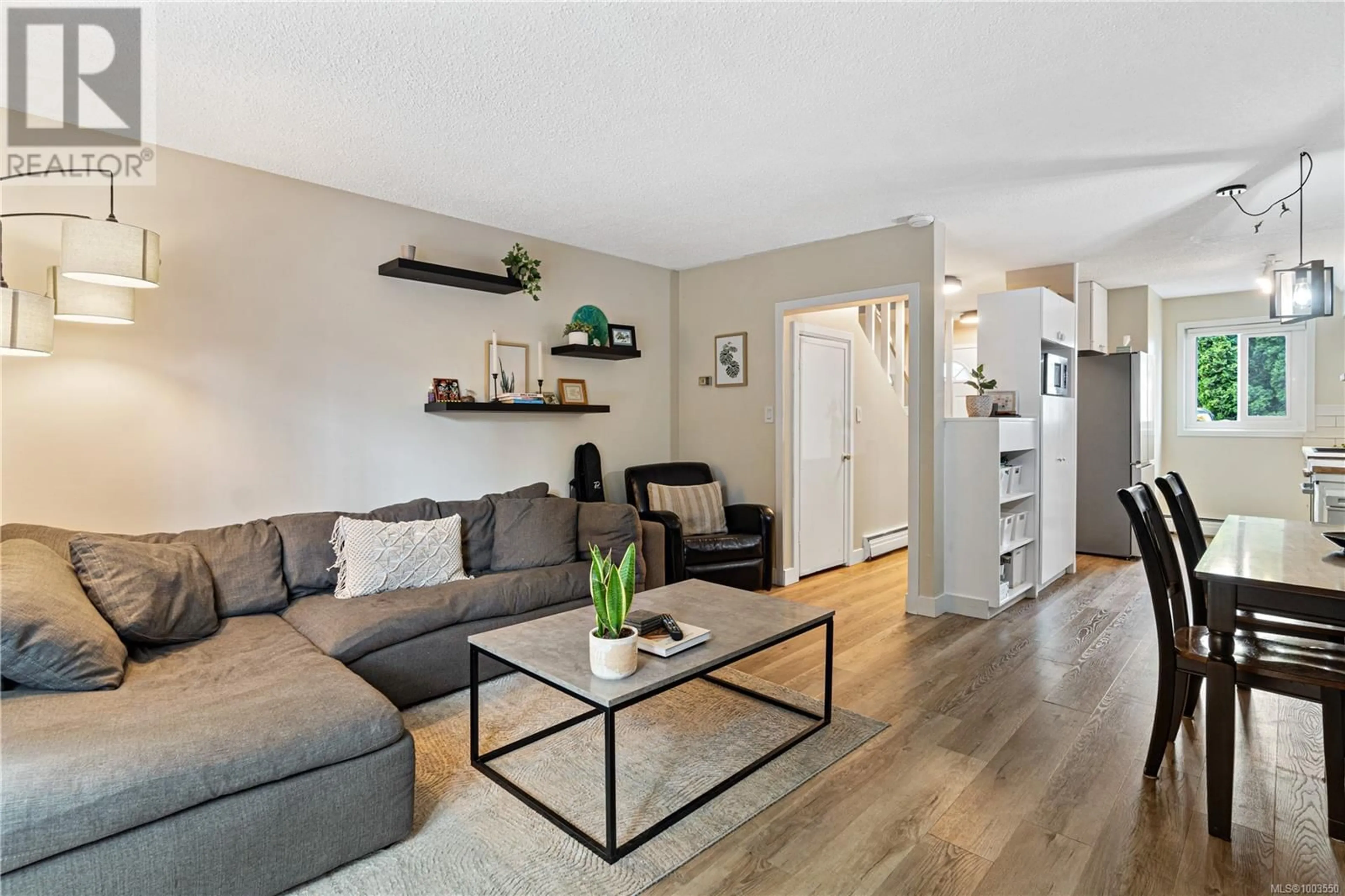 Living room with furniture, wood/laminate floor for 2594 HIGHLAND BOULEVARD, Nanaimo British Columbia V9S3N8