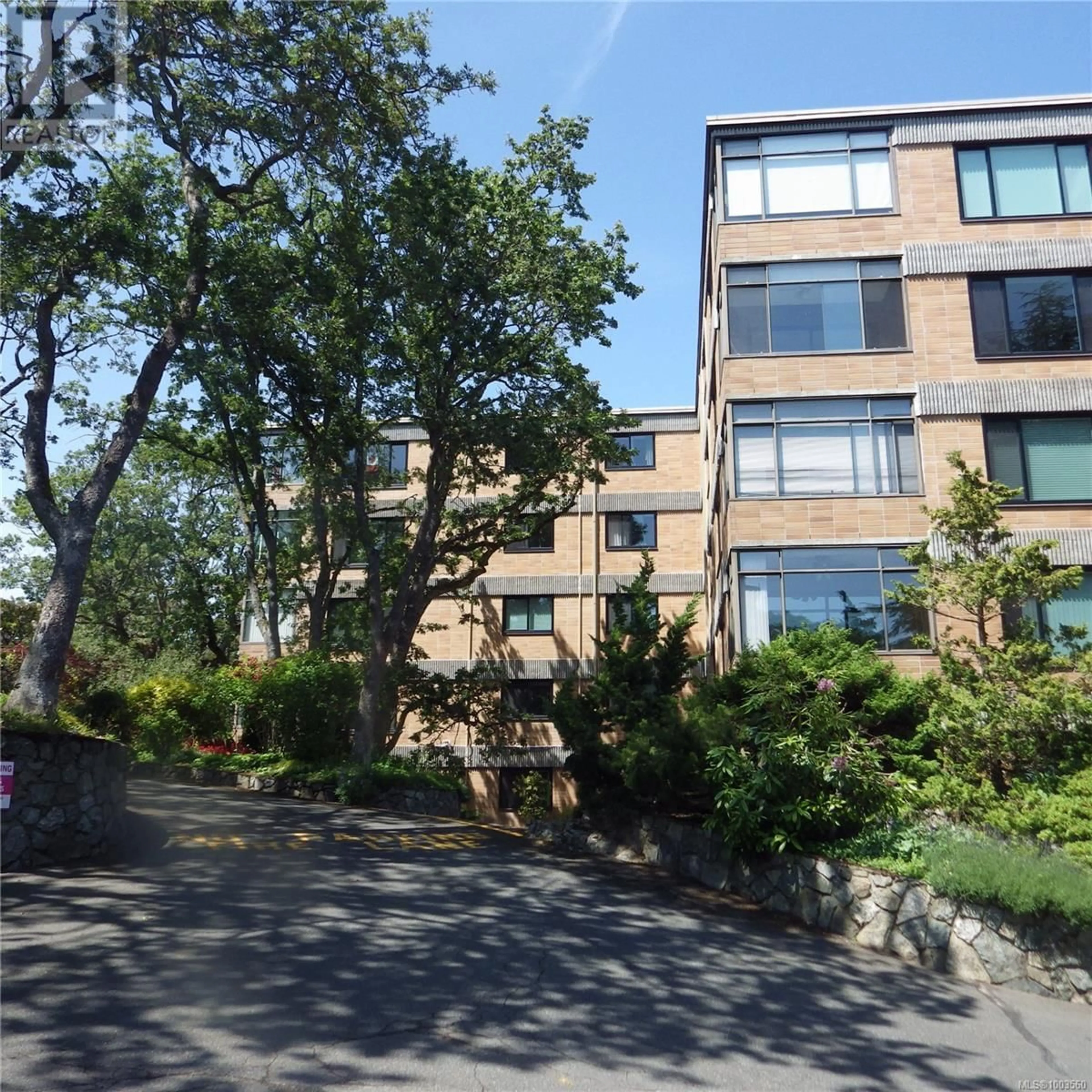 Patio, street for 403 - 2920 COOK STREET, Victoria British Columbia V8T3S7