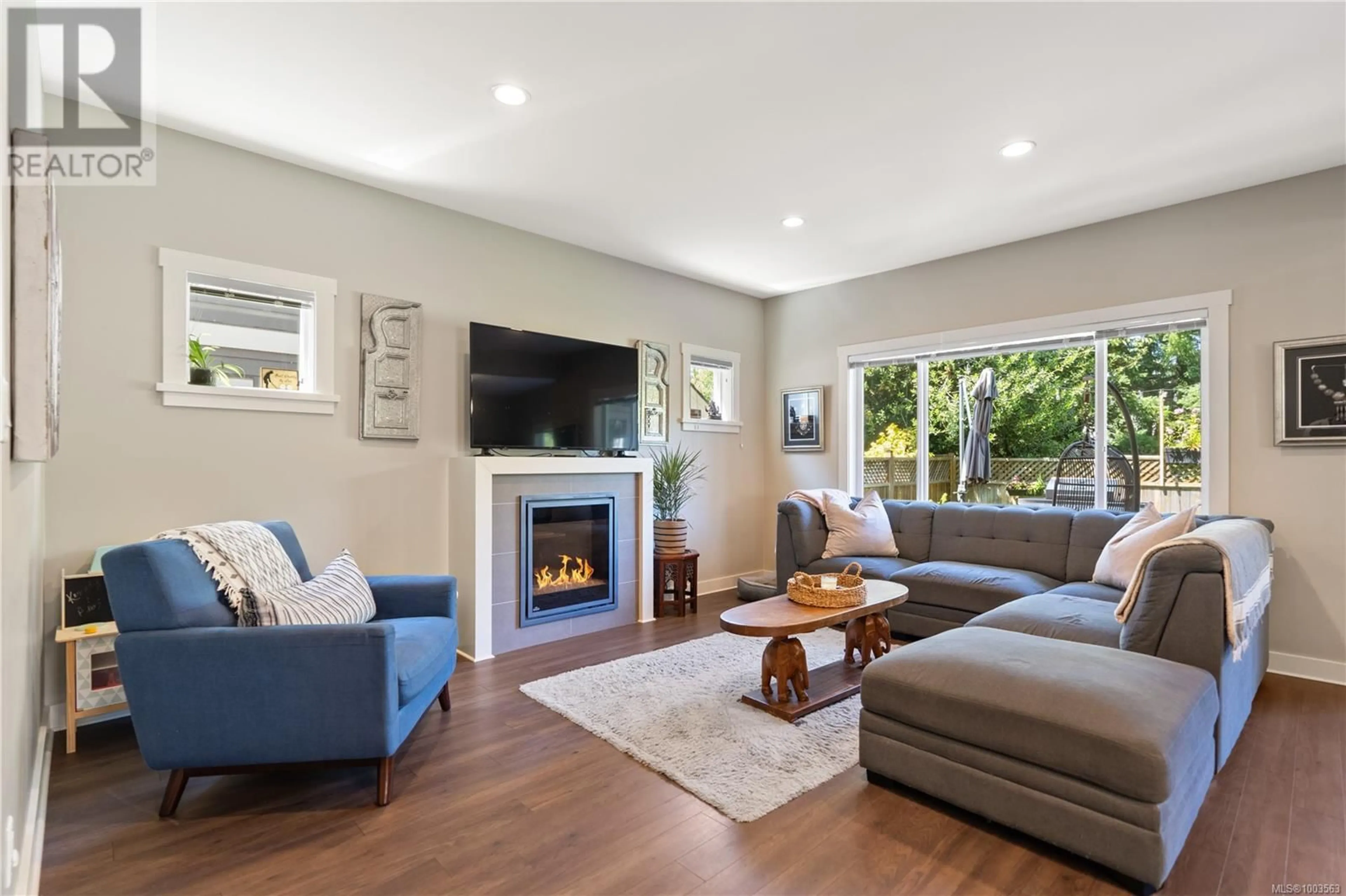 Living room with furniture, unknown for 1020 BRAEBURN AVENUE, Langford British Columbia V9C0H8
