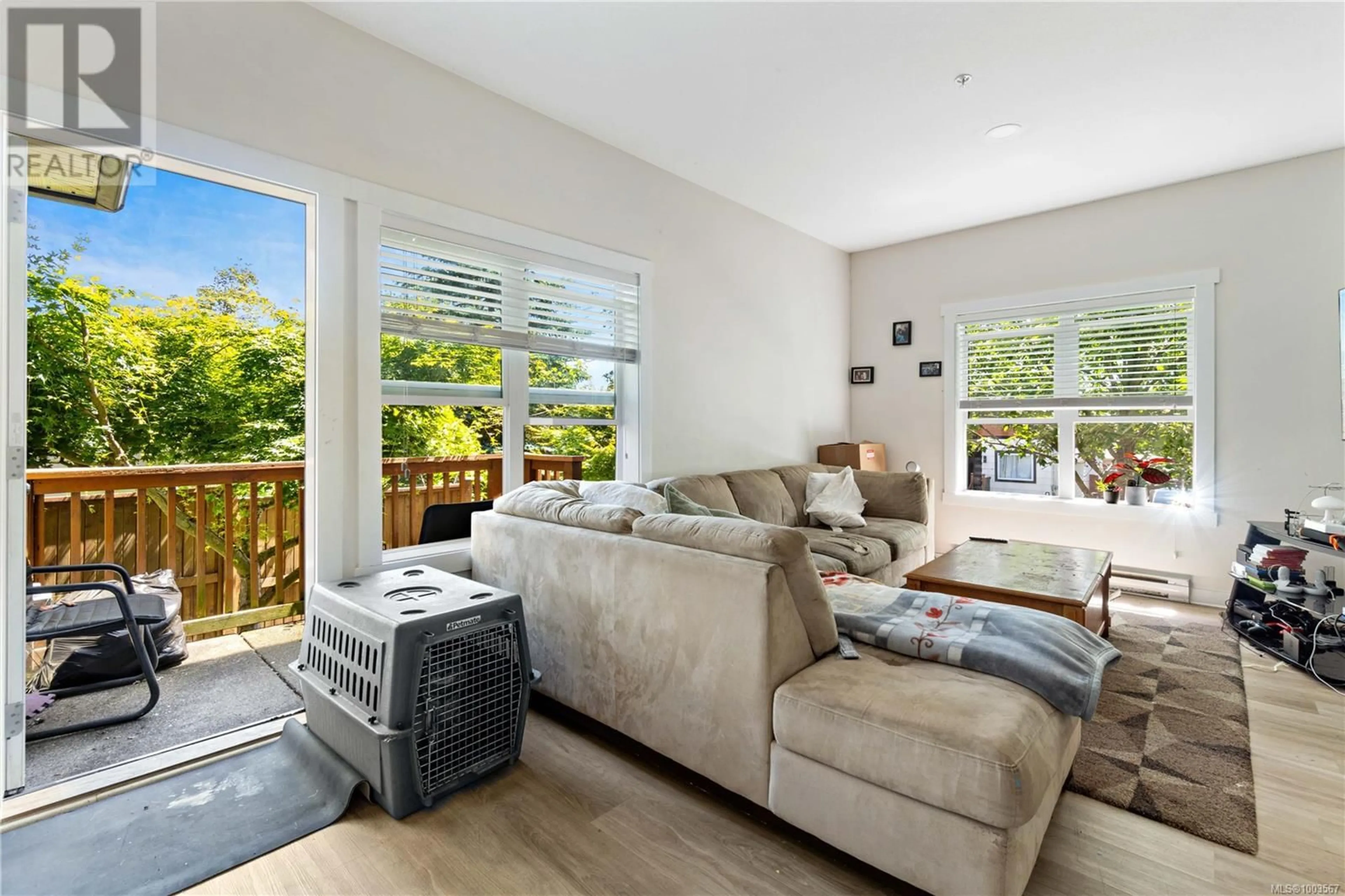 Living room with furniture, wood/laminate floor for 101 - 582 ROSEHILL STREET, Nanaimo British Columbia V9S1H6