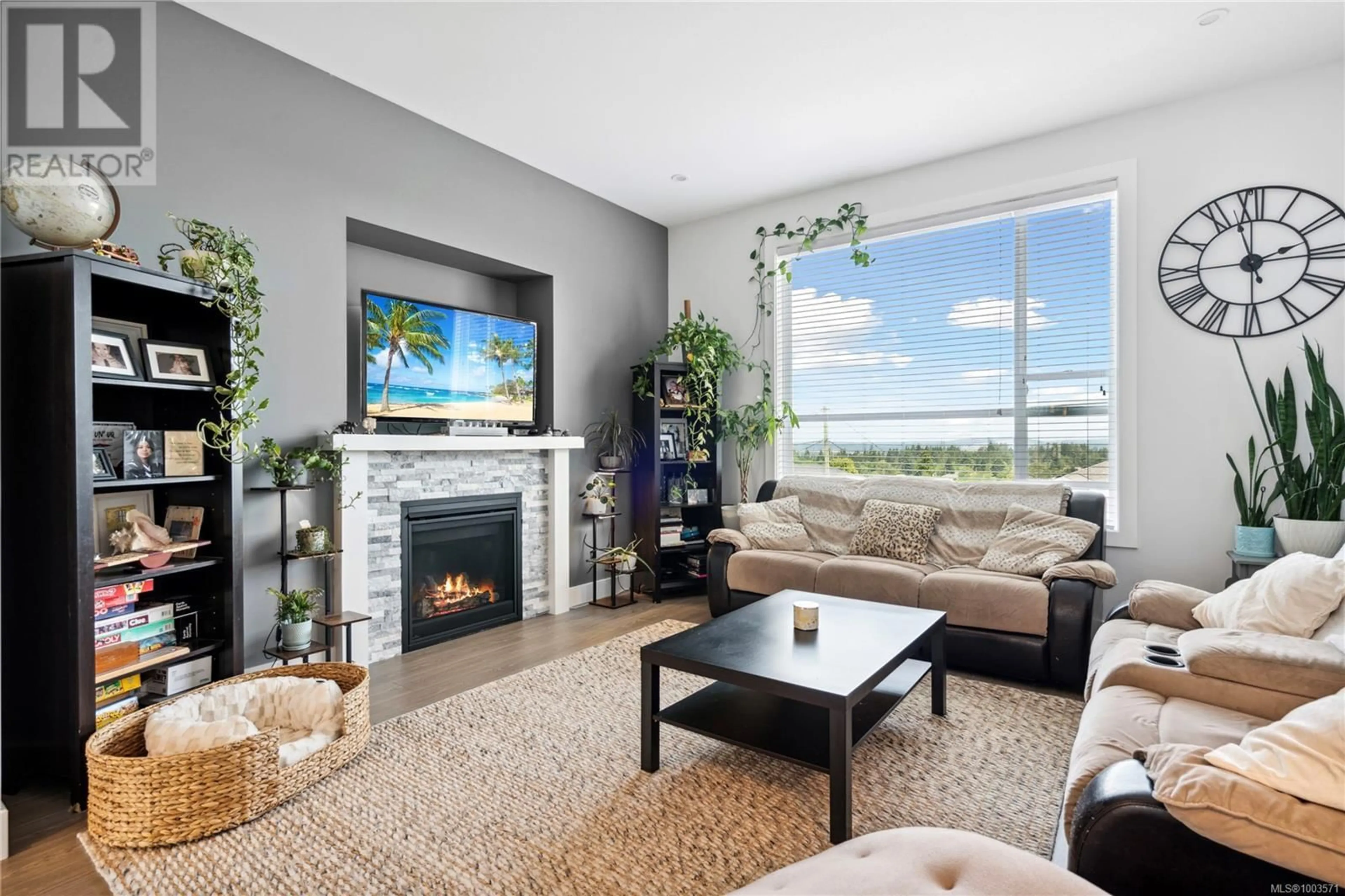 Living room with furniture, unknown for 925 HOWARD AVENUE, Nanaimo British Columbia V9R3T4