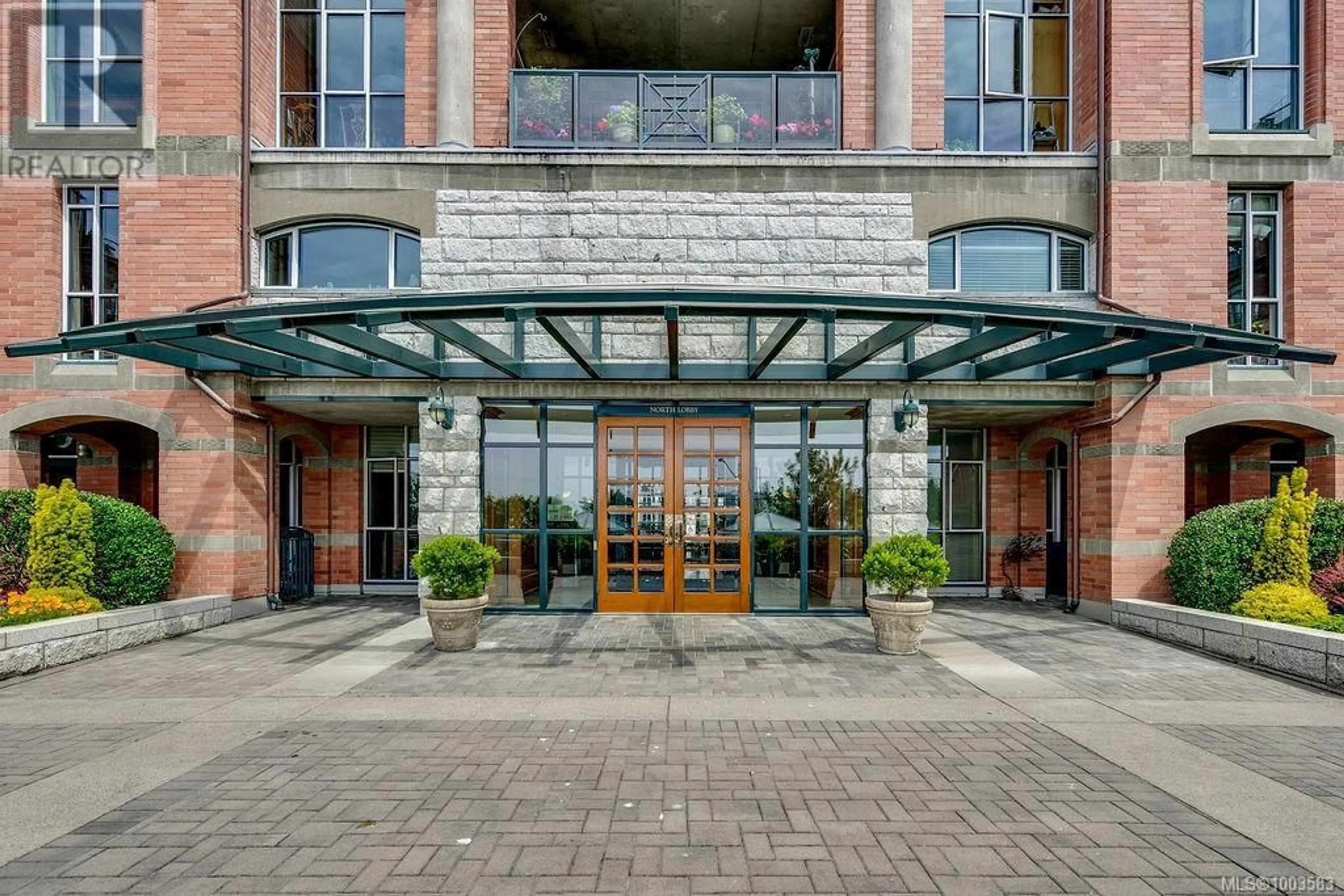 Indoor foyer for 330 - 21 DALLAS ROAD, Victoria British Columbia V8V4Z9