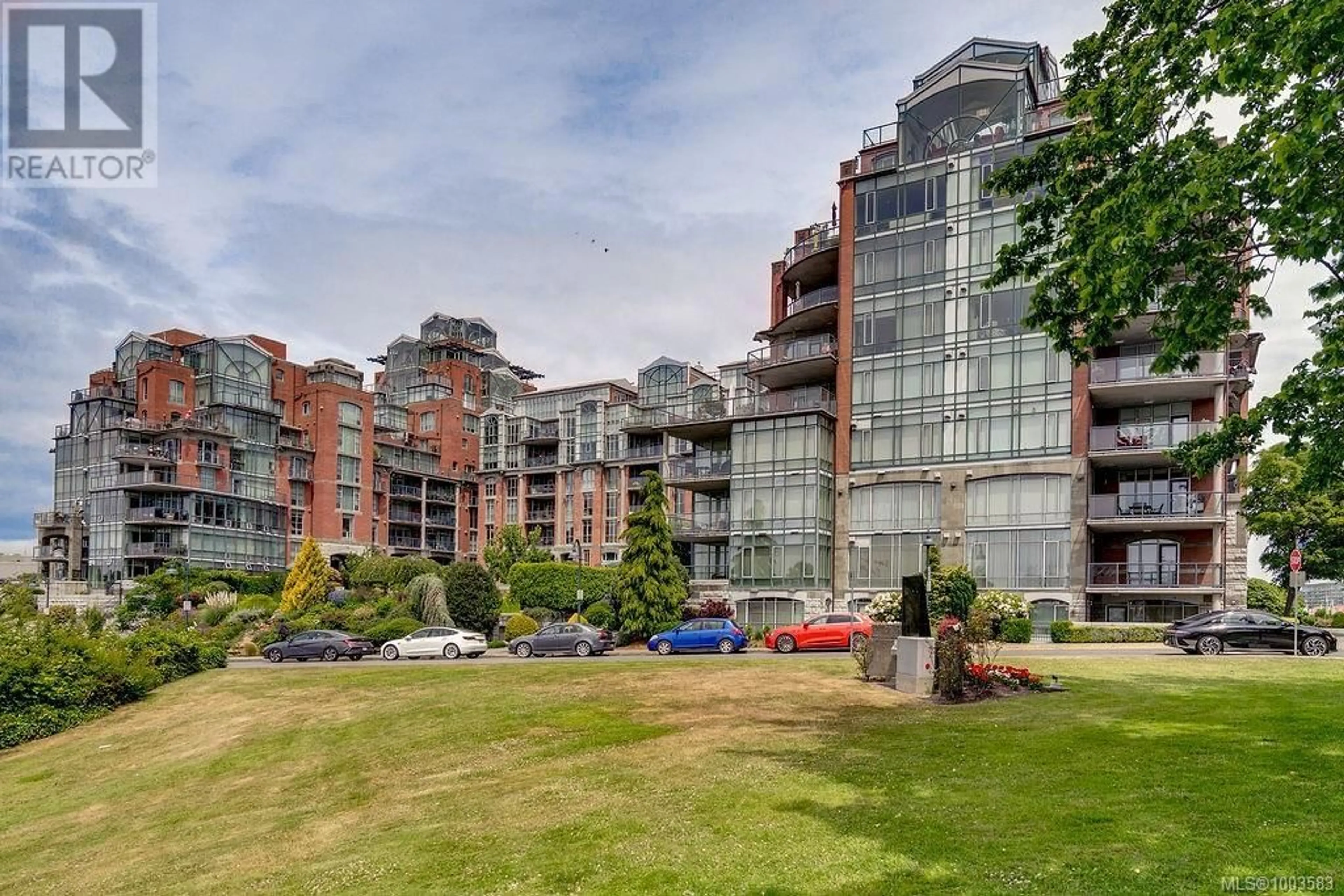 A pic from outside/outdoor area/front of a property/back of a property/a pic from drone, unknown for 330 - 21 DALLAS ROAD, Victoria British Columbia V8V4Z9