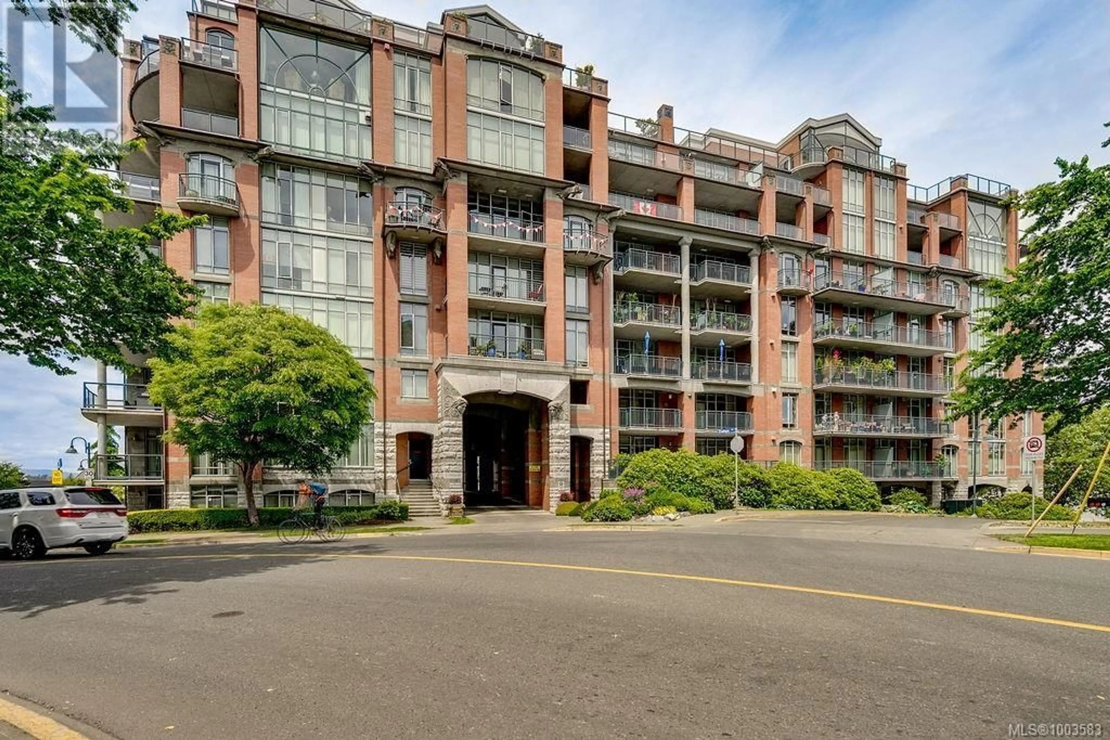 Indoor foyer for 330 - 21 DALLAS ROAD, Victoria British Columbia V8V4Z9