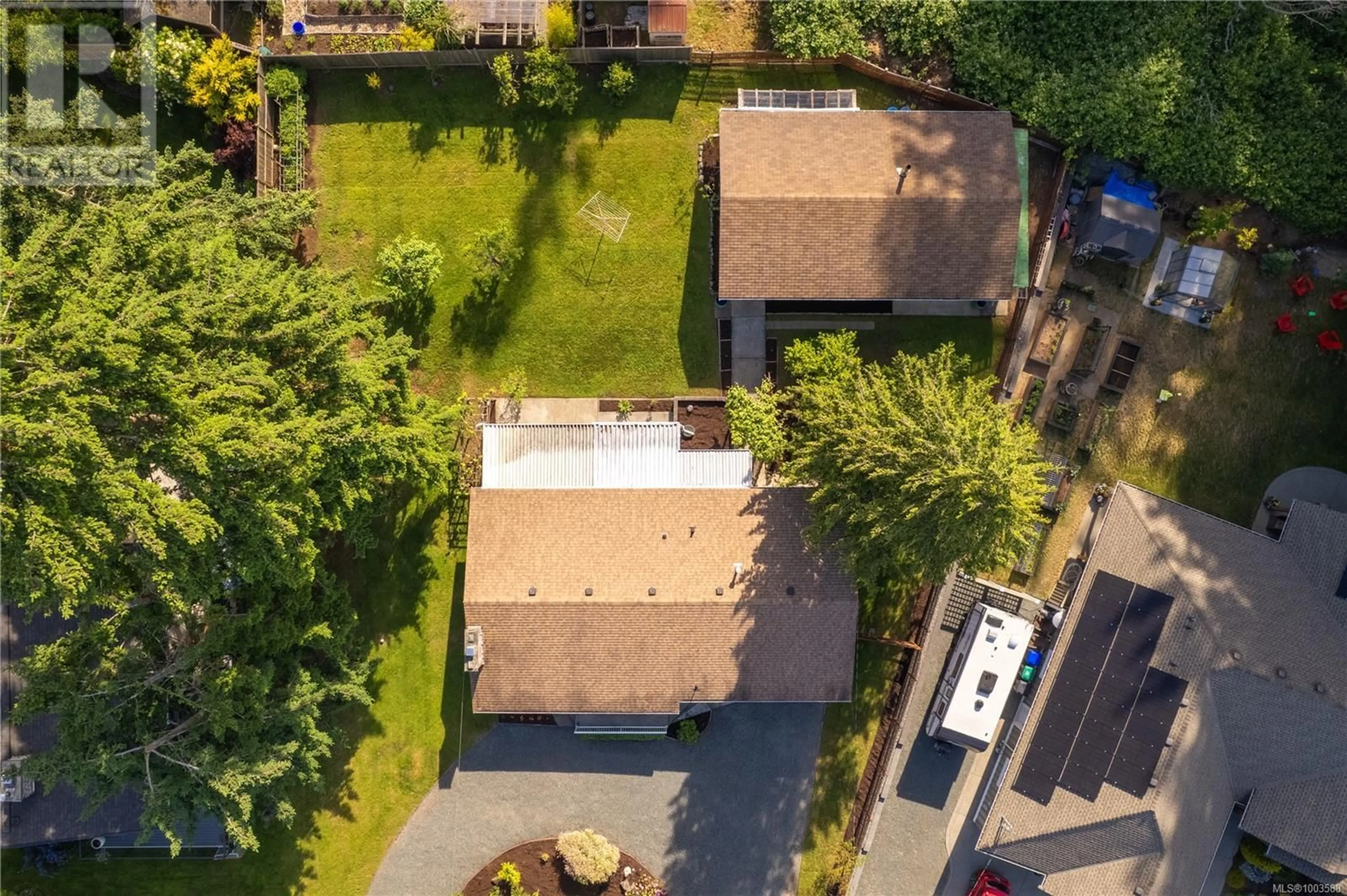 A pic from outside/outdoor area/front of a property/back of a property/a pic from drone, street for 646 HAWTHORNE RISE, French Creek British Columbia V9P2A1