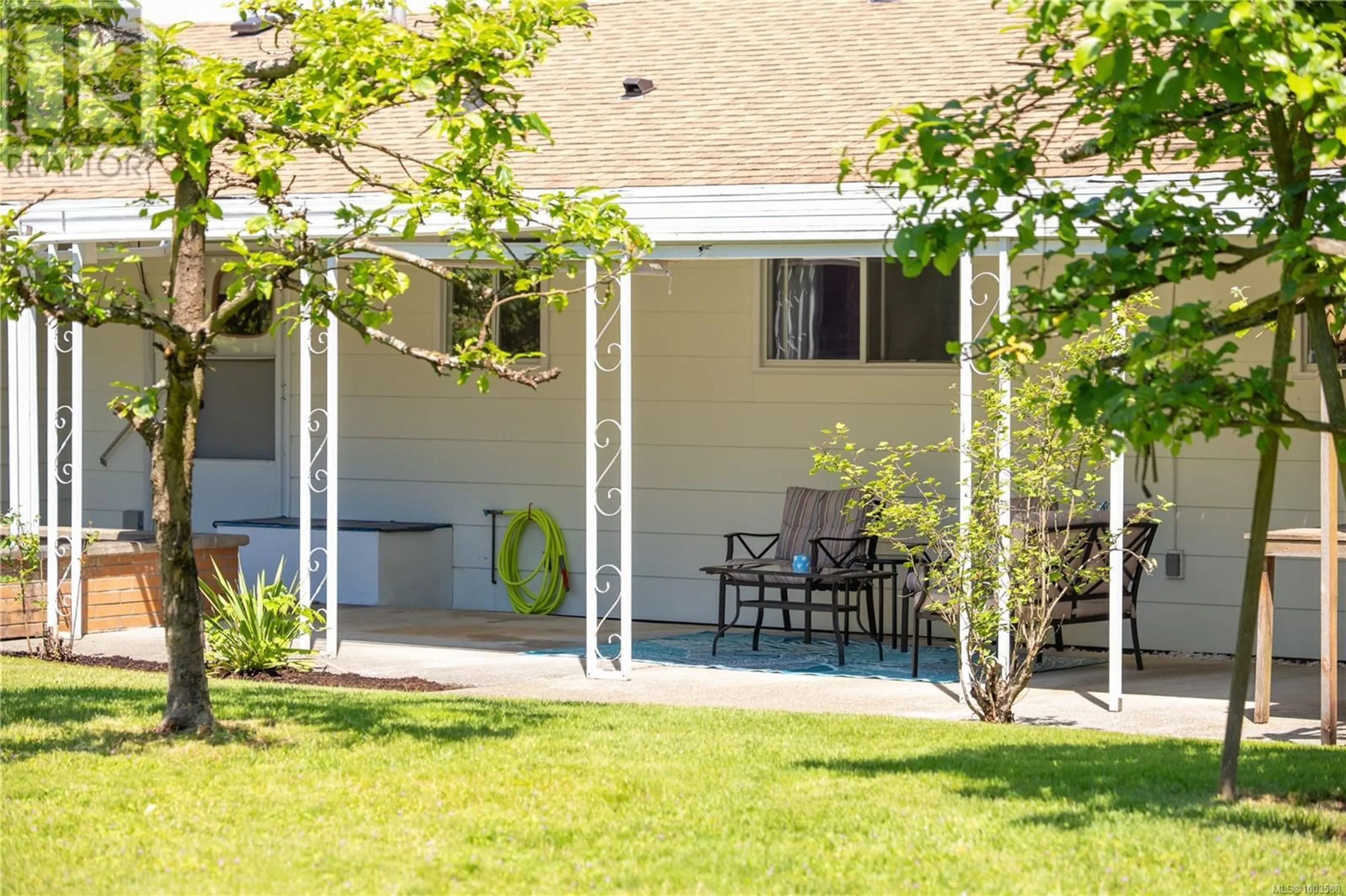Patio, street for 646 HAWTHORNE RISE, French Creek British Columbia V9P2A1