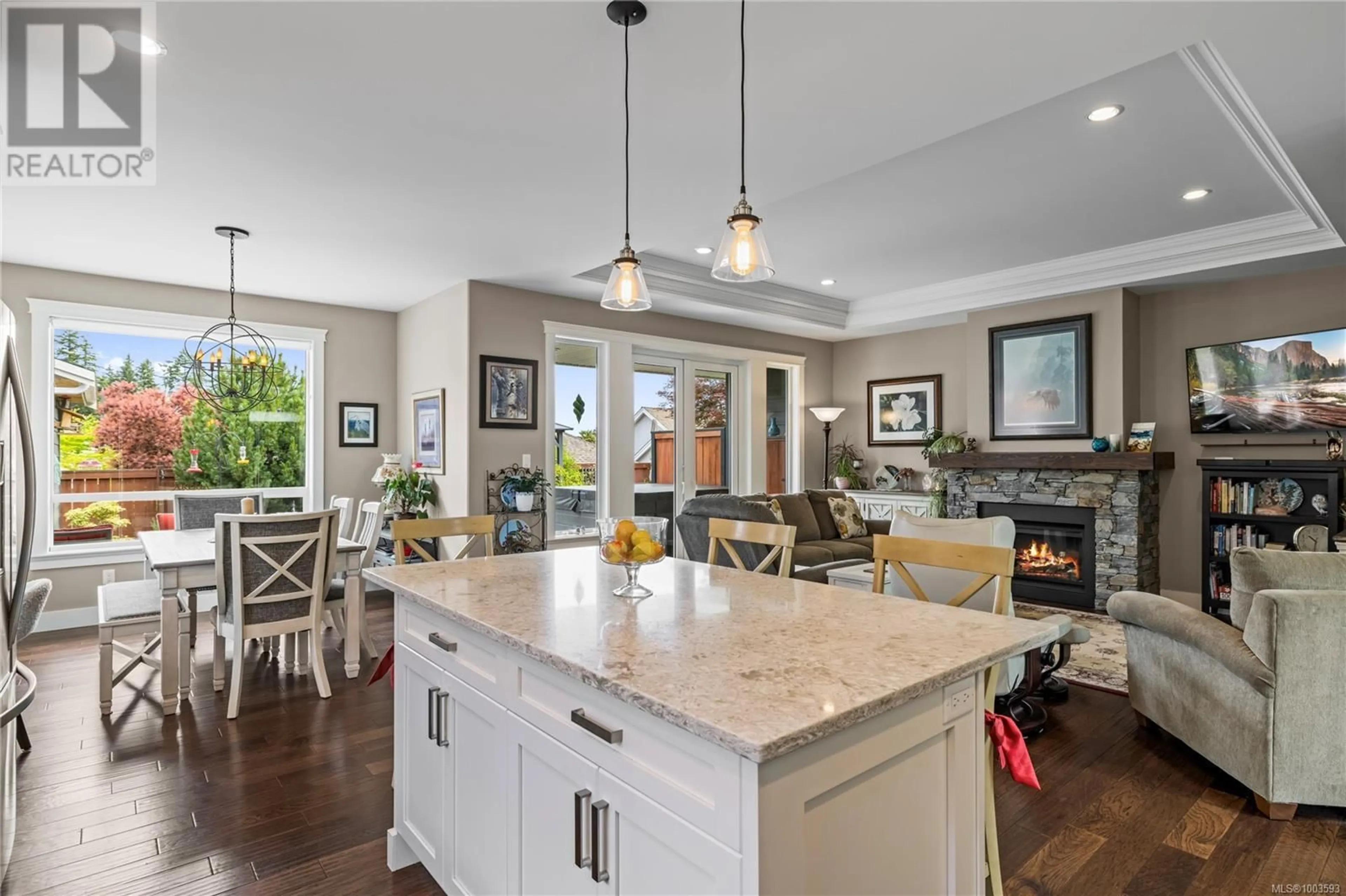 Open concept kitchen, ceramic/tile floor for 833 RETEGNO AVENUE, Parksville British Columbia V9P0C3