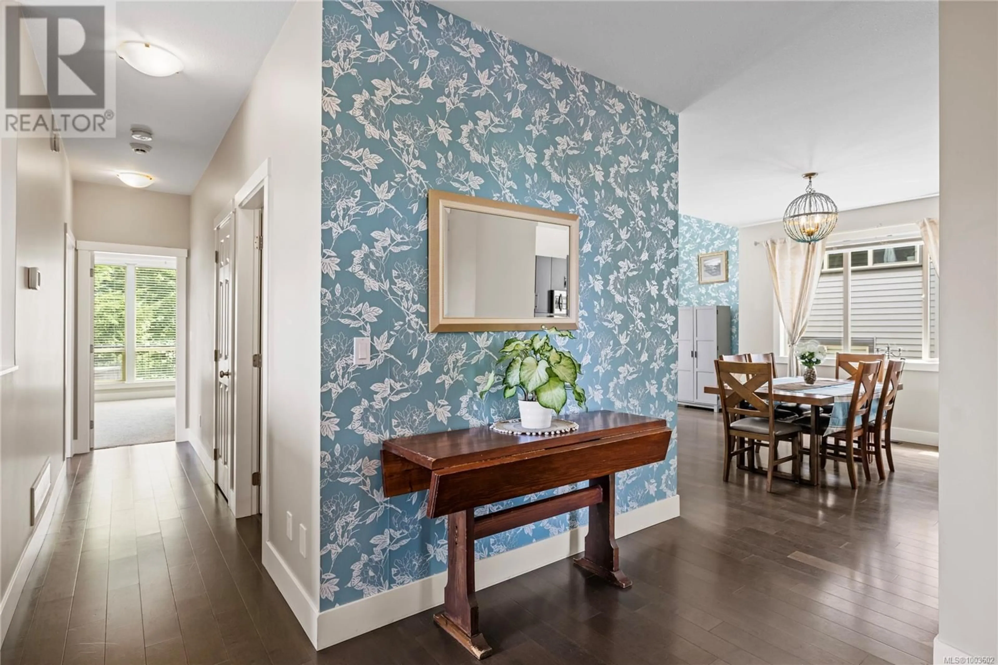 Indoor entryway for 204 WESTWOOD ROAD, Nanaimo British Columbia V9R6S3