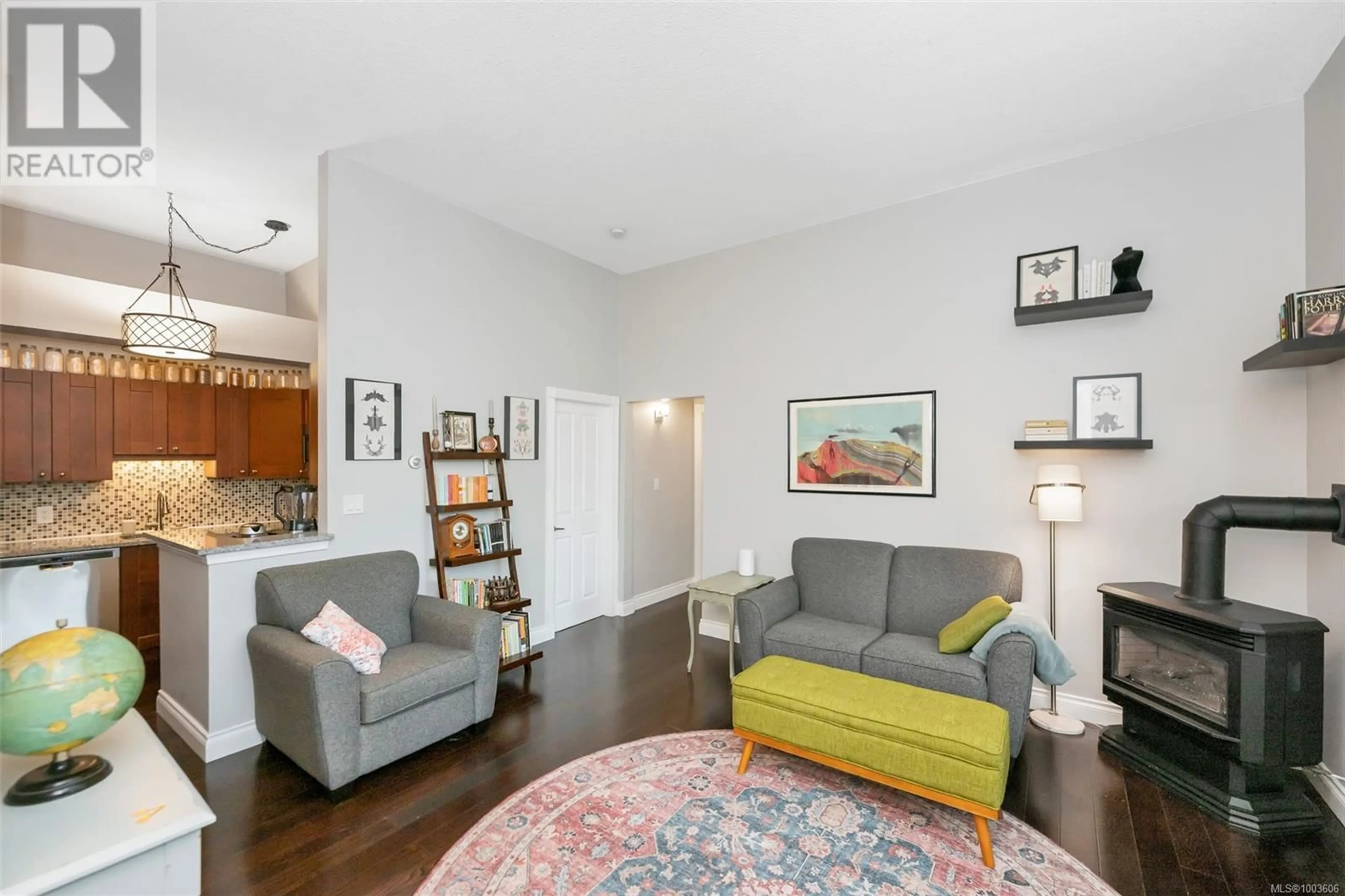 Living room with furniture, unknown for 201 - 1425 FORT STREET, Victoria British Columbia V8S1Z2