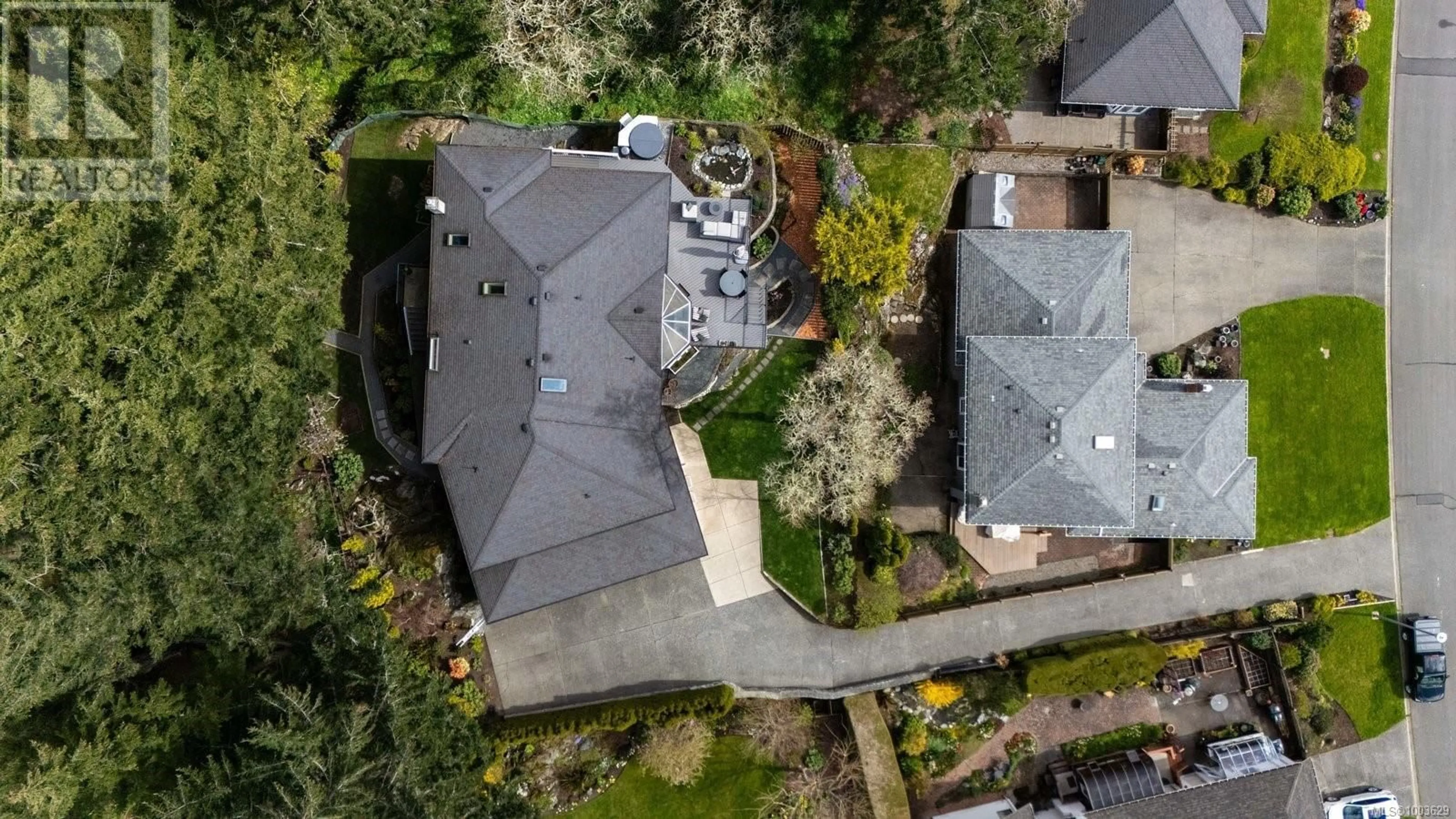 A pic from outside/outdoor area/front of a property/back of a property/a pic from drone, street for 1006 PHEASANTWOOD PLACE, Saanich British Columbia V8X4Z3