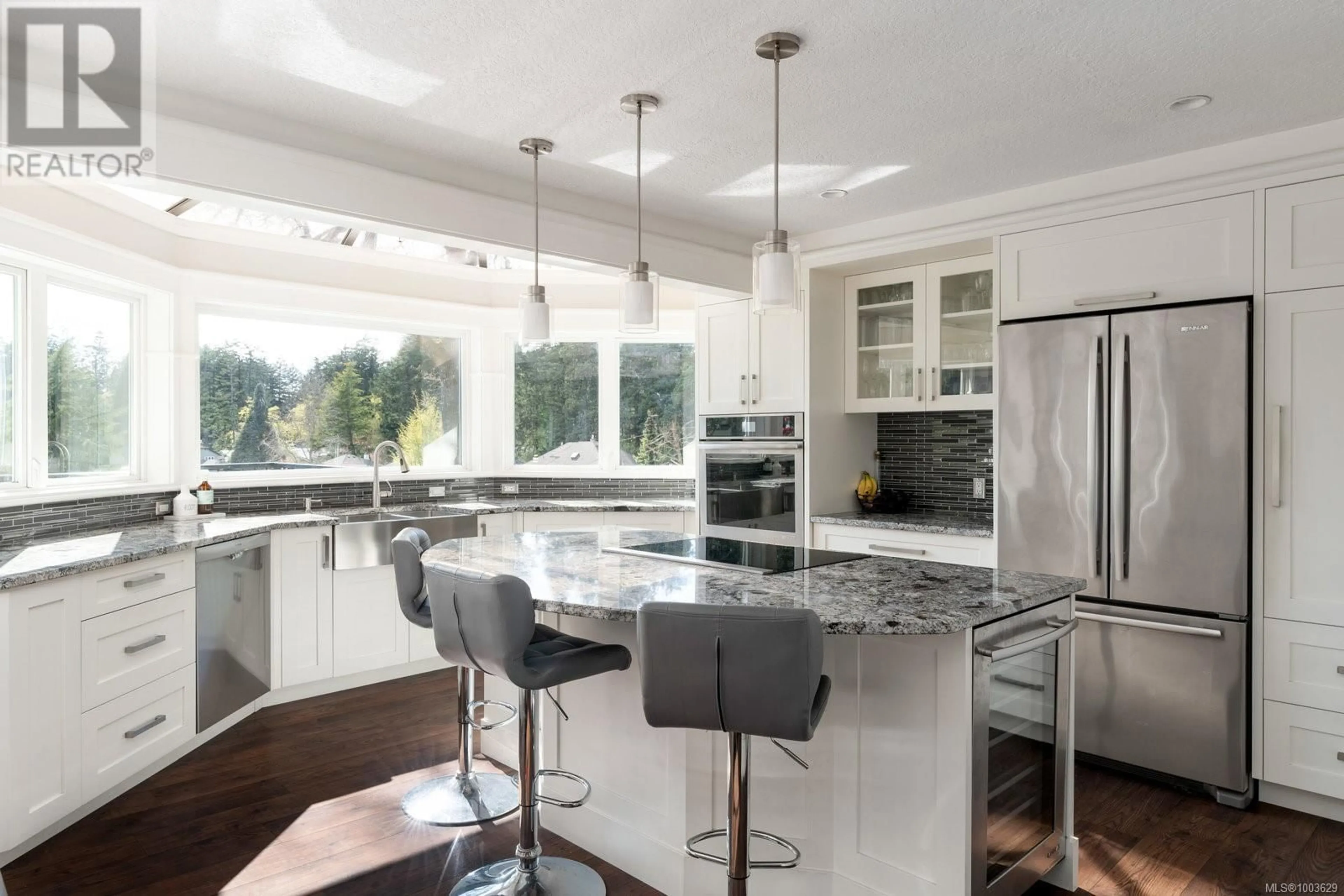 Contemporary kitchen, unknown for 1006 PHEASANTWOOD PLACE, Saanich British Columbia V8X4Z3