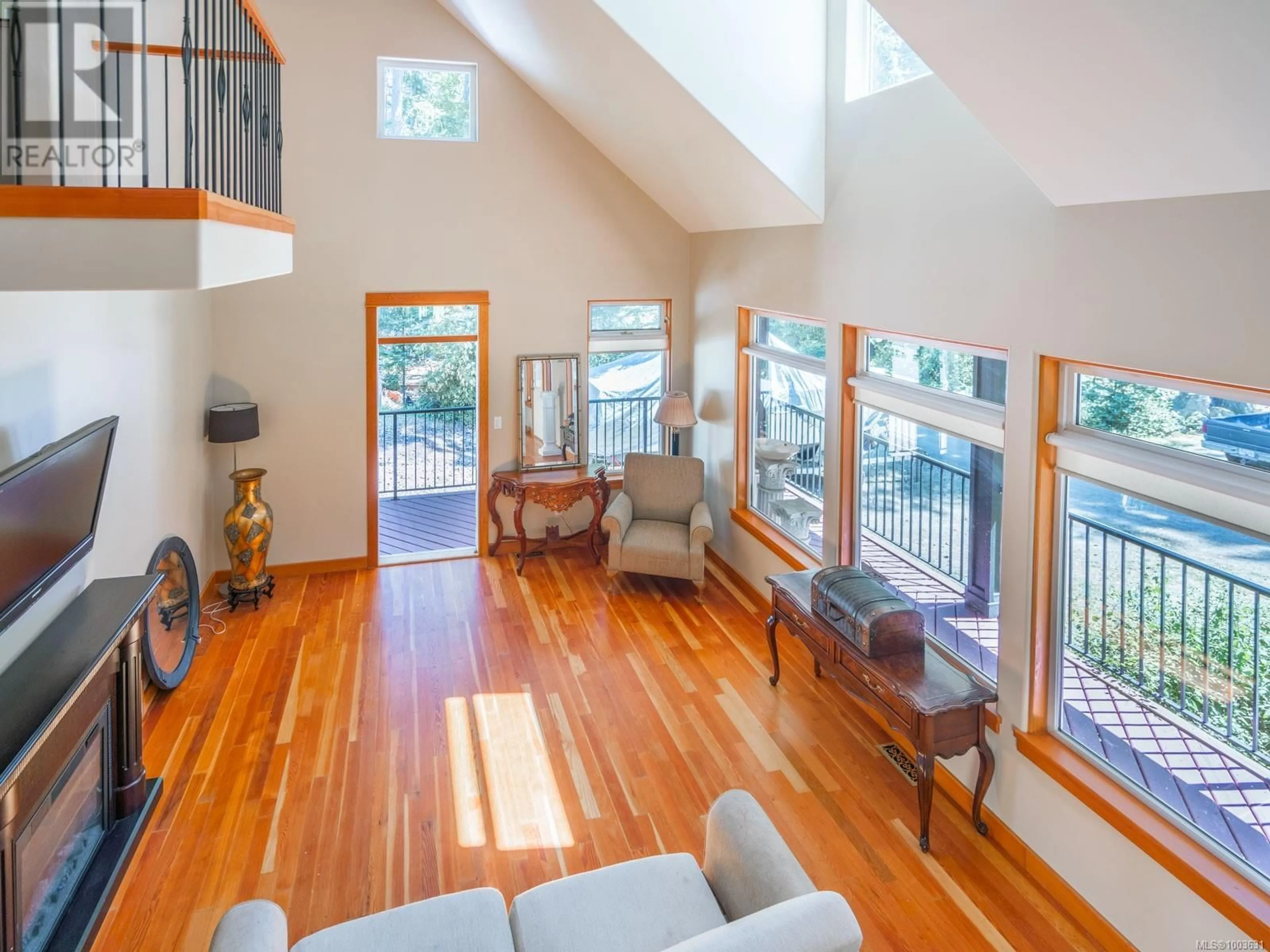 Living room with furniture, wood/laminate floor for 8 PIRATE PLACE, Protection Island British Columbia V9R6R1