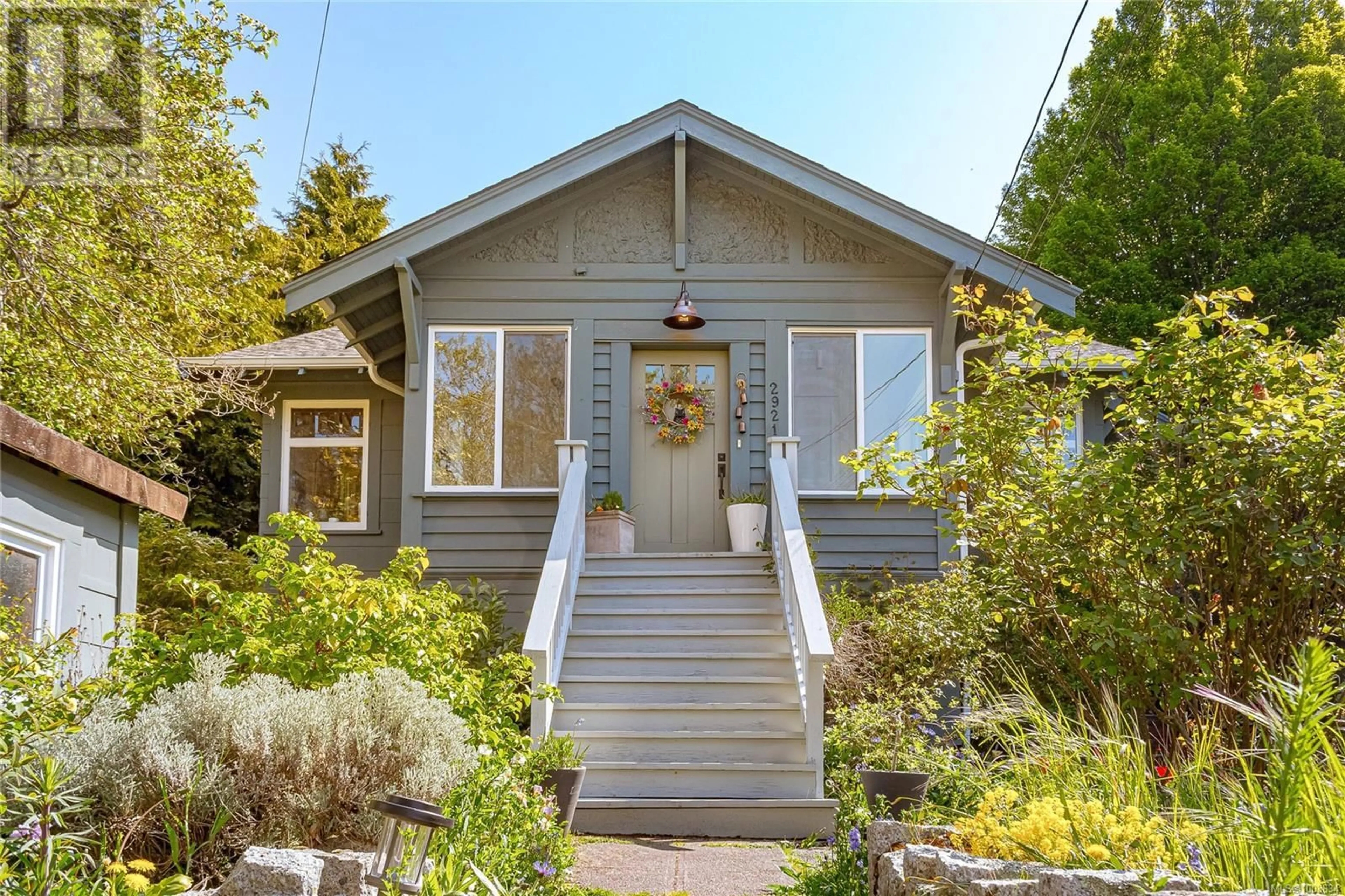 Home with vinyl exterior material, street for 2921 PRIOR STREET, Victoria British Columbia V8T3Y4