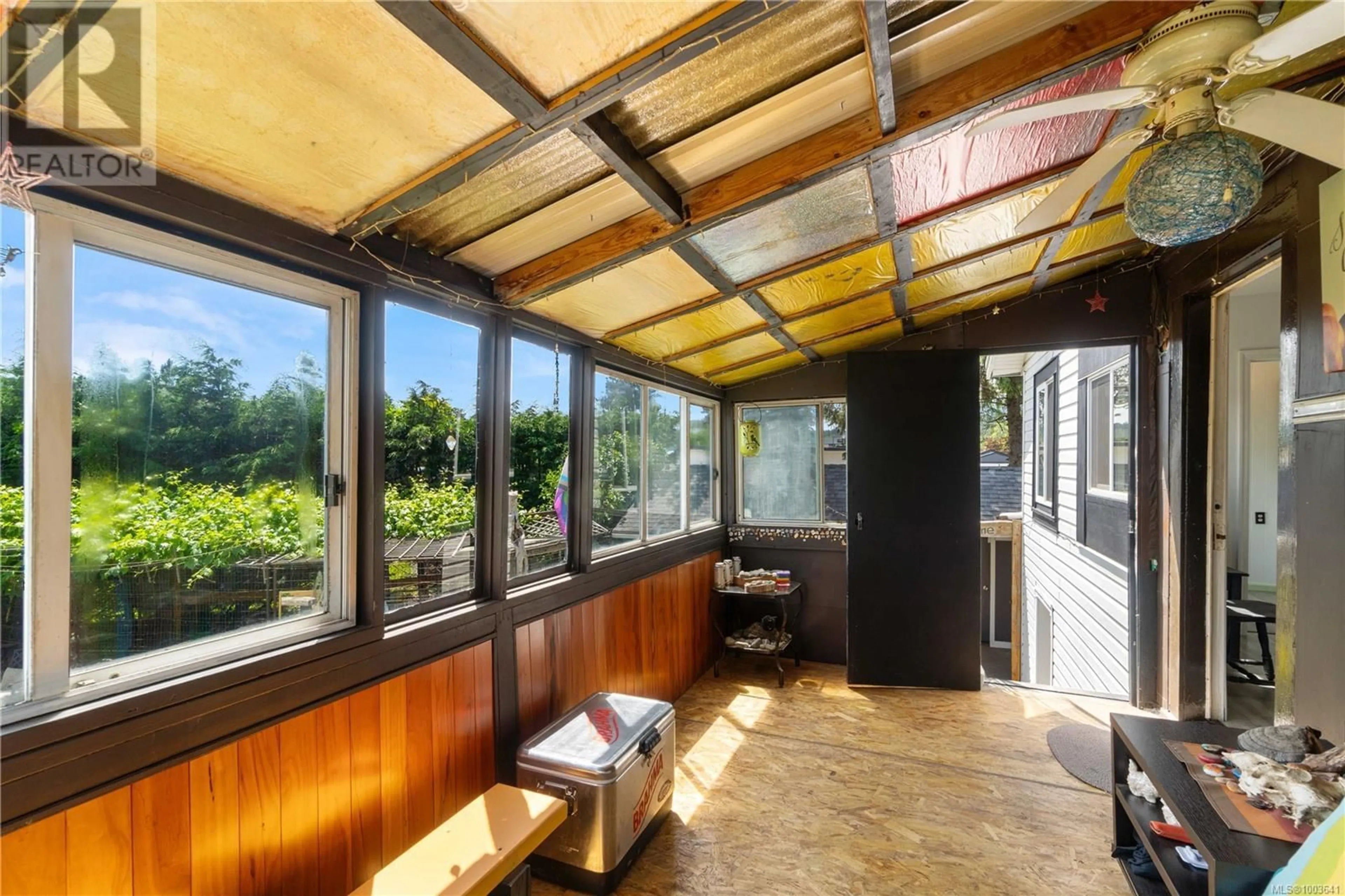 Indoor foyer for 125 HAREWOOD ROAD, Nanaimo British Columbia V9R2Y7