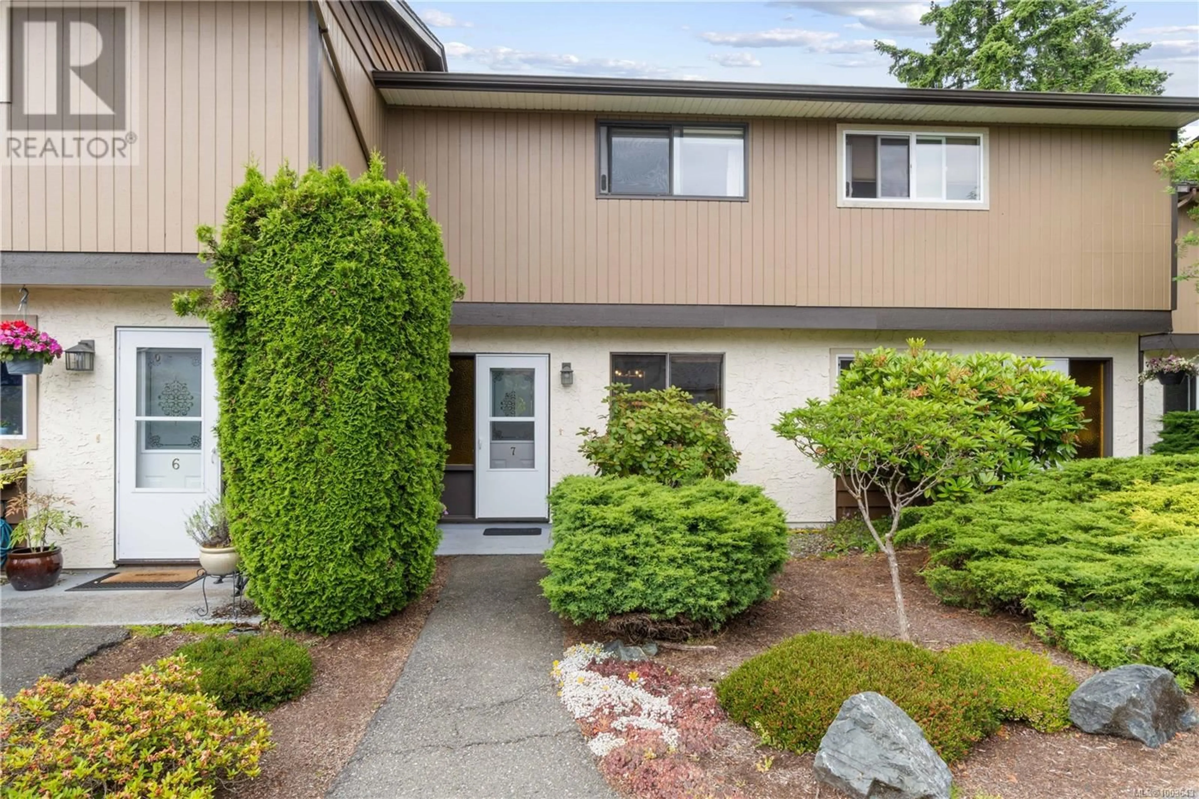Home with vinyl exterior material, street for 7 - 309 MOILLIET STREET SOUTH, Parksville British Columbia V9P1N1