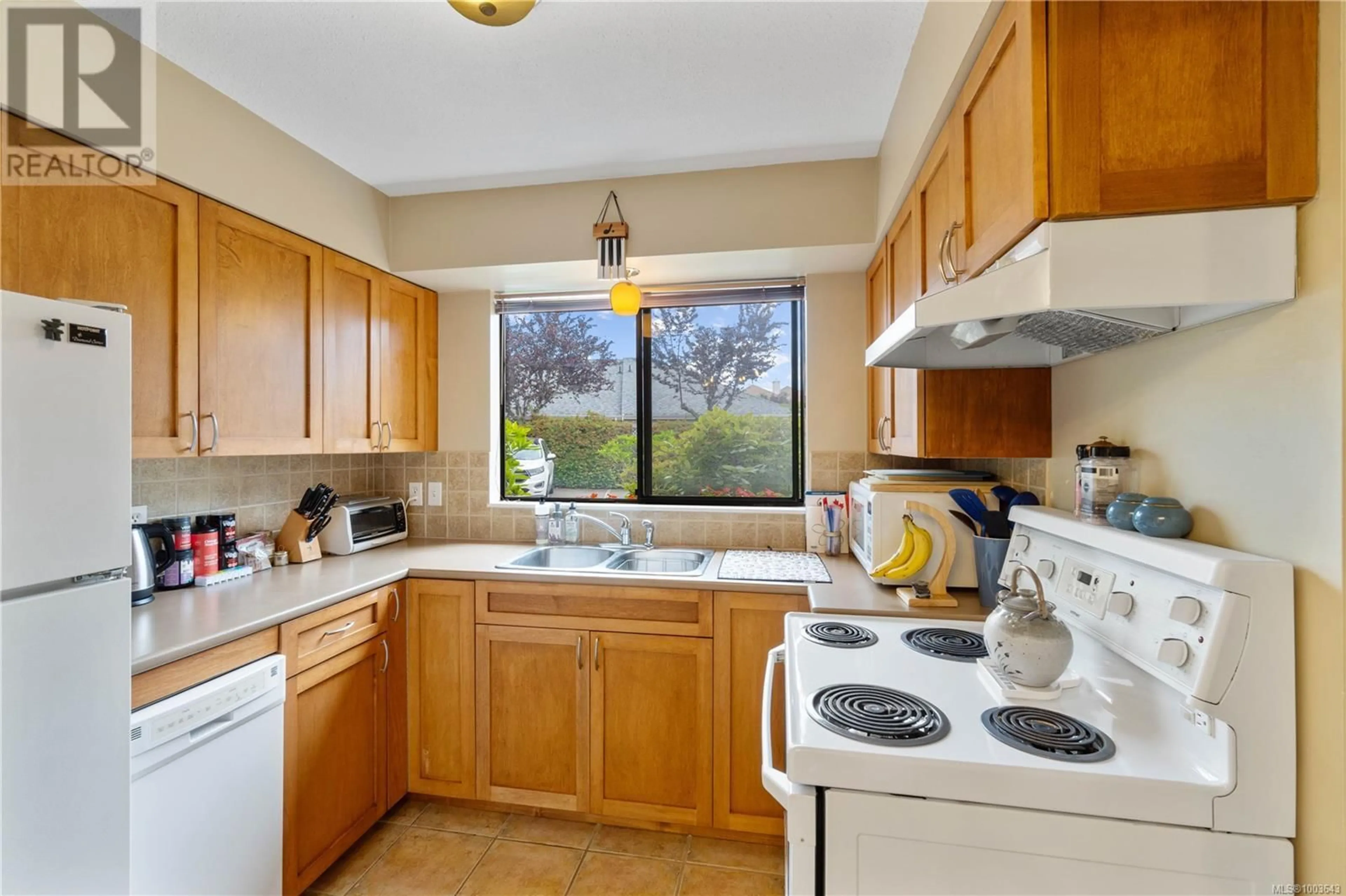 Standard kitchen, ceramic/tile floor for 7 - 309 MOILLIET STREET SOUTH, Parksville British Columbia V9P1N1