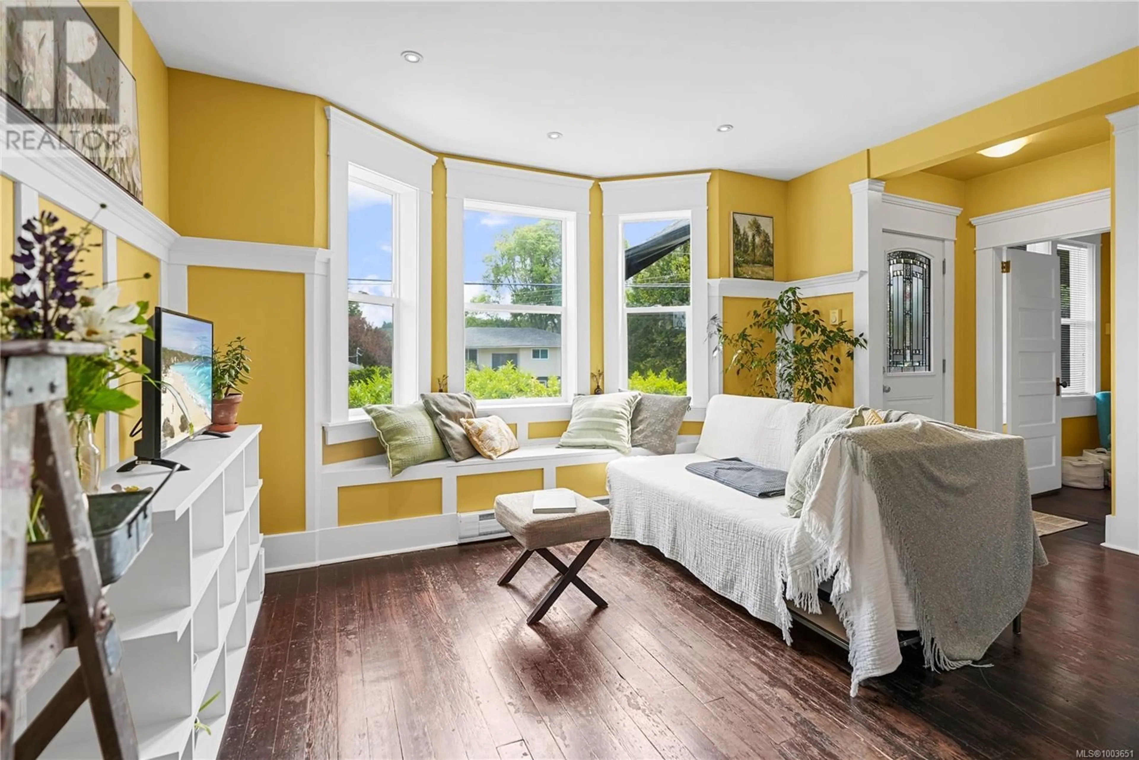 Living room with furniture, unknown for 4114 GLANFORD STREET, Saanich British Columbia V8Z4A6