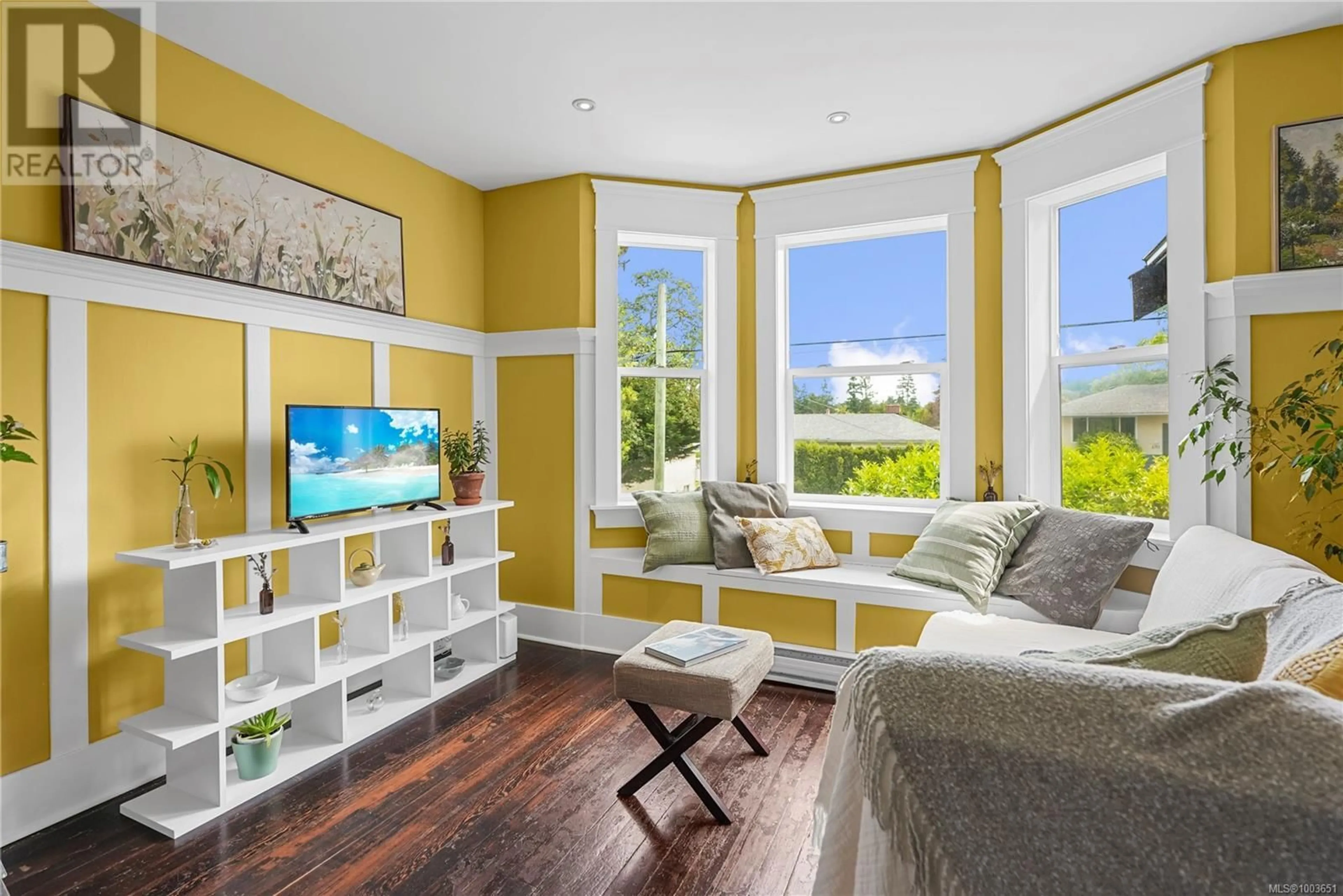Living room with furniture, wood/laminate floor for 4114 GLANFORD STREET, Saanich British Columbia V8Z4A6