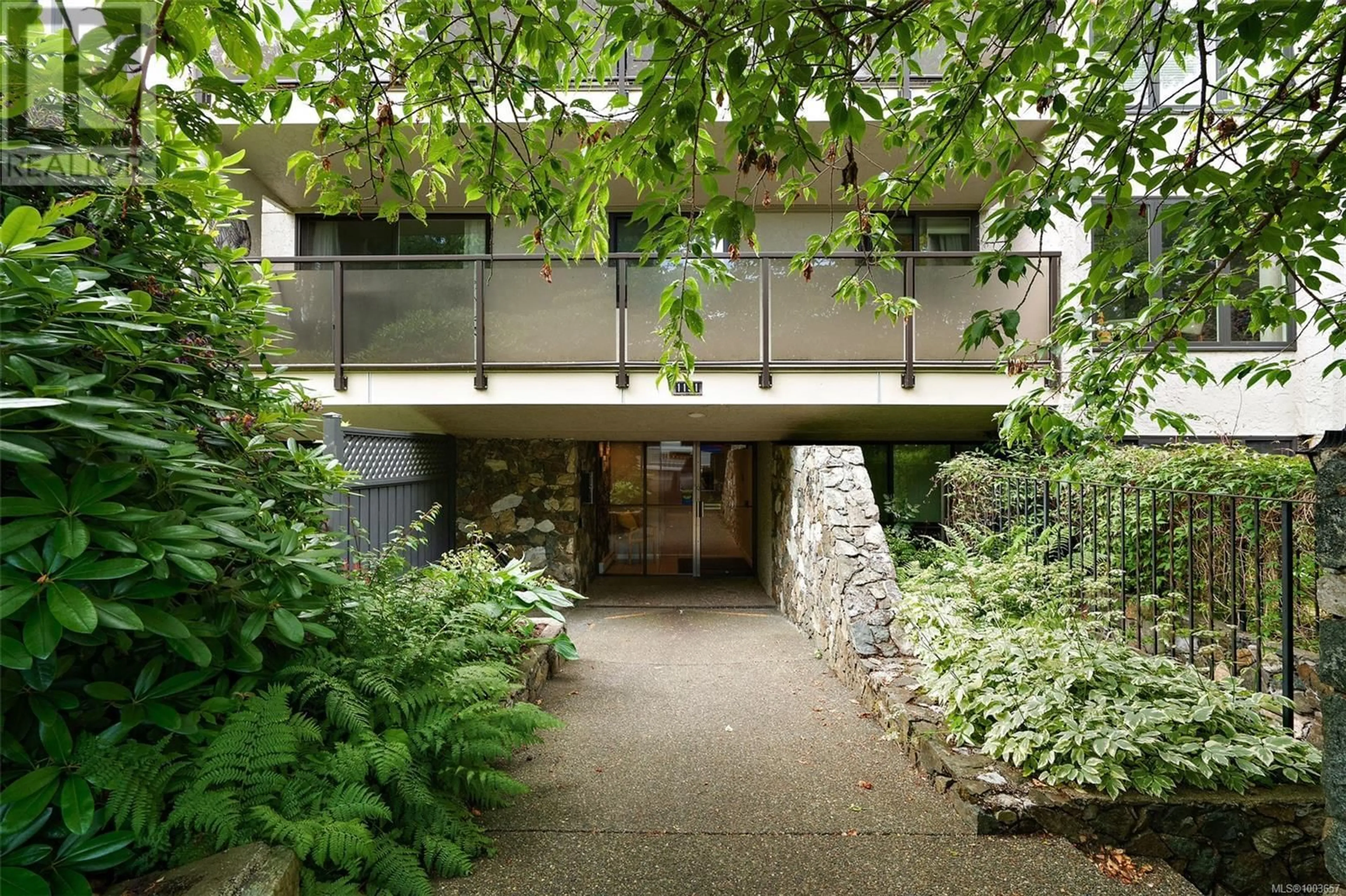 Patio, building for 404 - 1151 OSCAR STREET, Victoria British Columbia V8V2X5