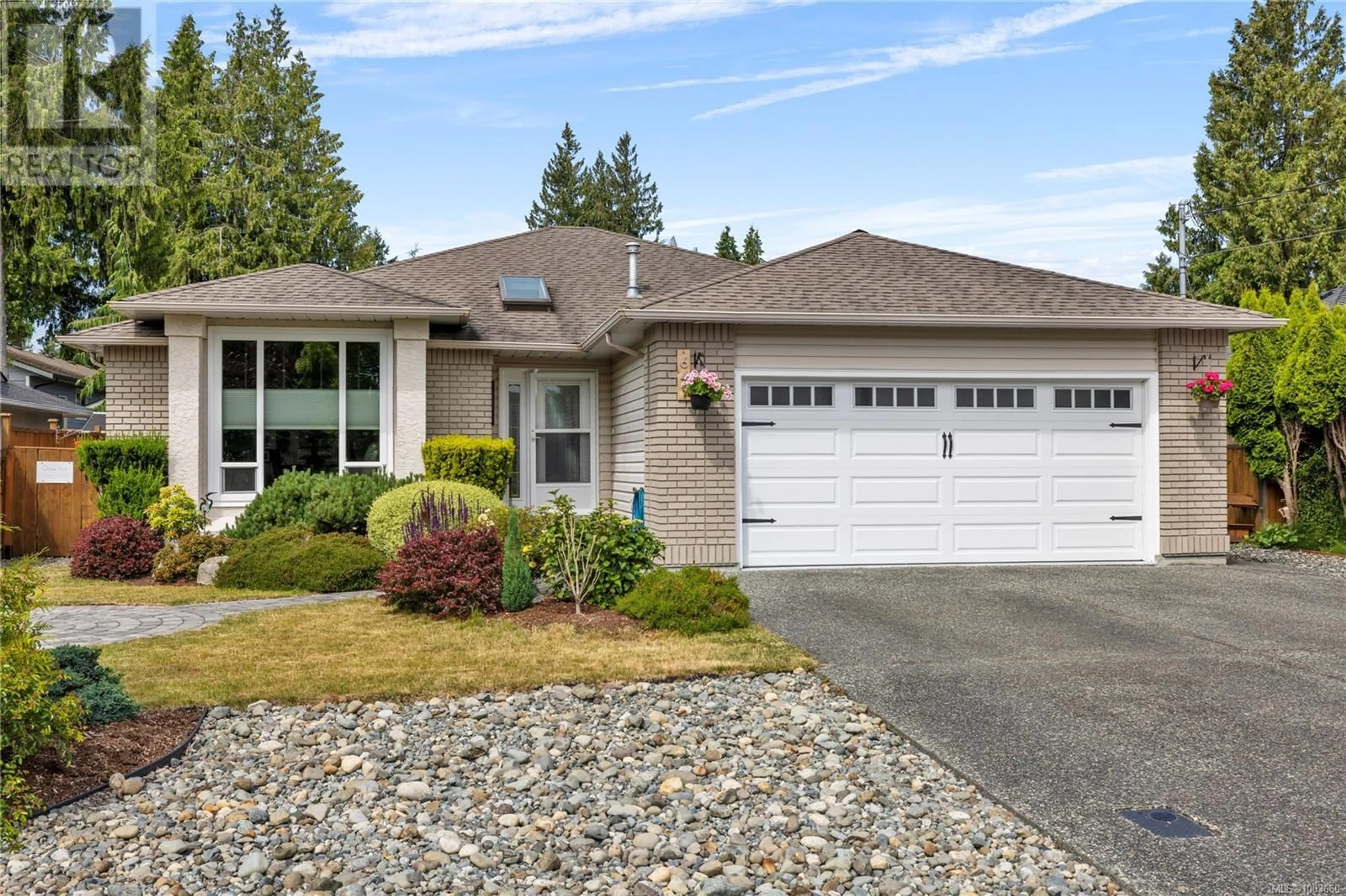 Home with vinyl exterior material, street for 649 WEDGEWOOD CRESCENT, Parksville British Columbia V9P1B7