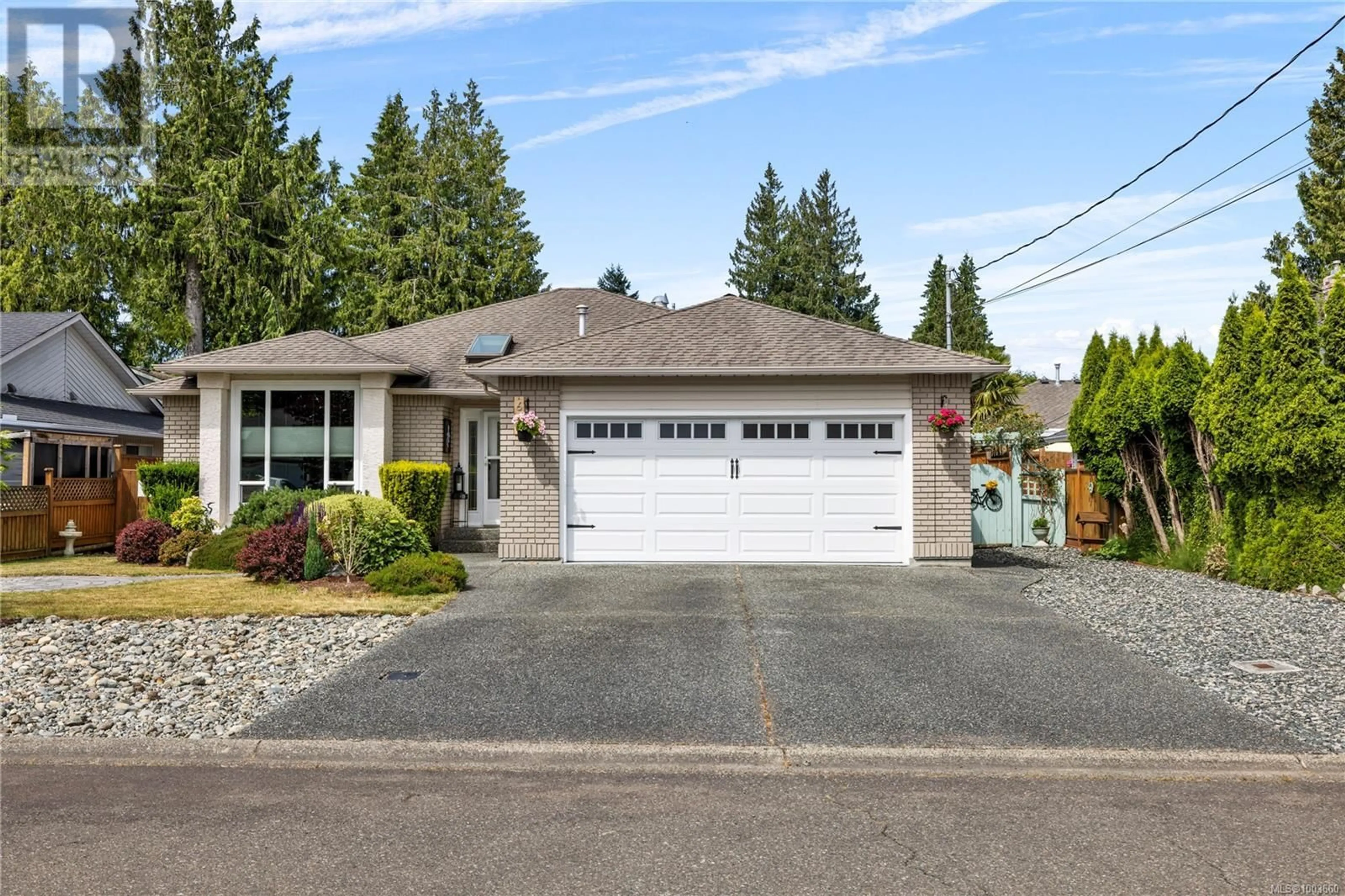 Home with vinyl exterior material, street for 649 WEDGEWOOD CRESCENT, Parksville British Columbia V9P1B7