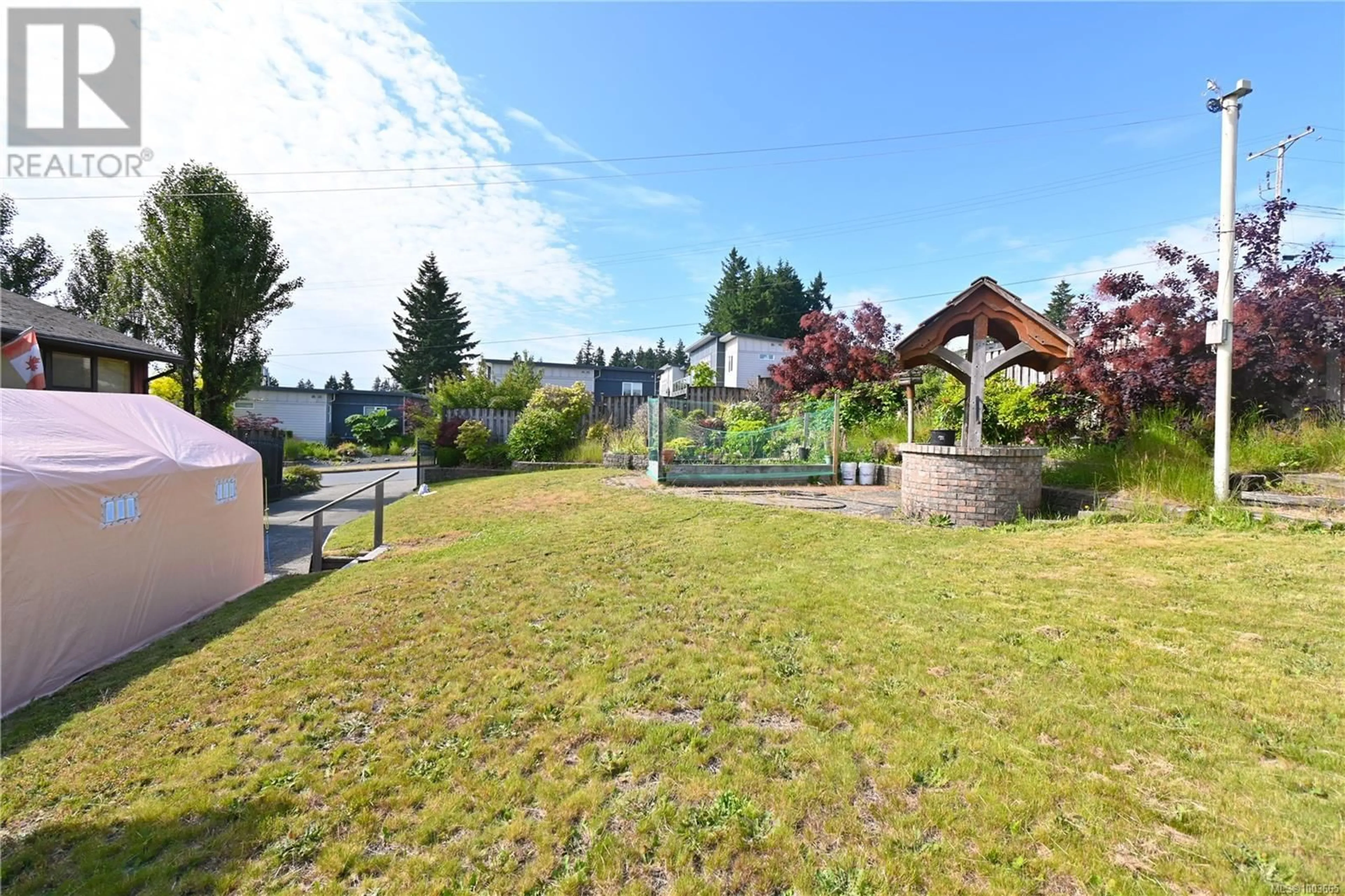 A pic from outside/outdoor area/front of a property/back of a property/a pic from drone, mountain view for 934 ALDER STREET SOUTH, Campbell River British Columbia V9W1Z5