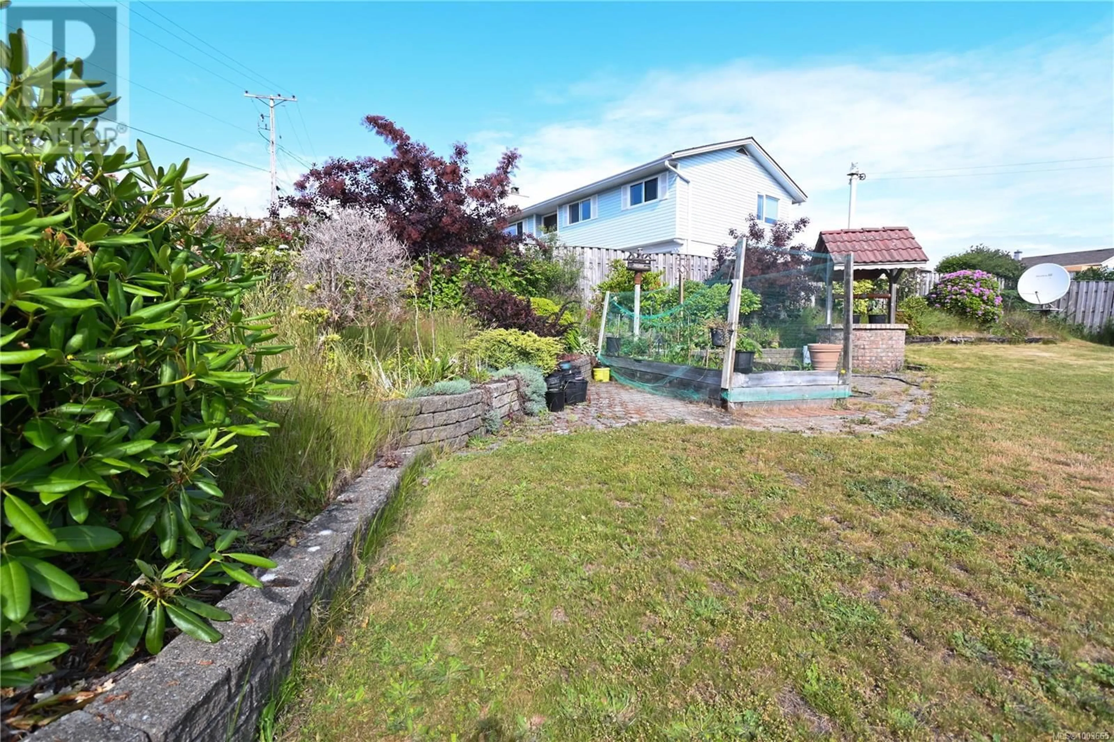 A pic from outside/outdoor area/front of a property/back of a property/a pic from drone, building for 934 ALDER STREET SOUTH, Campbell River British Columbia V9W1Z5