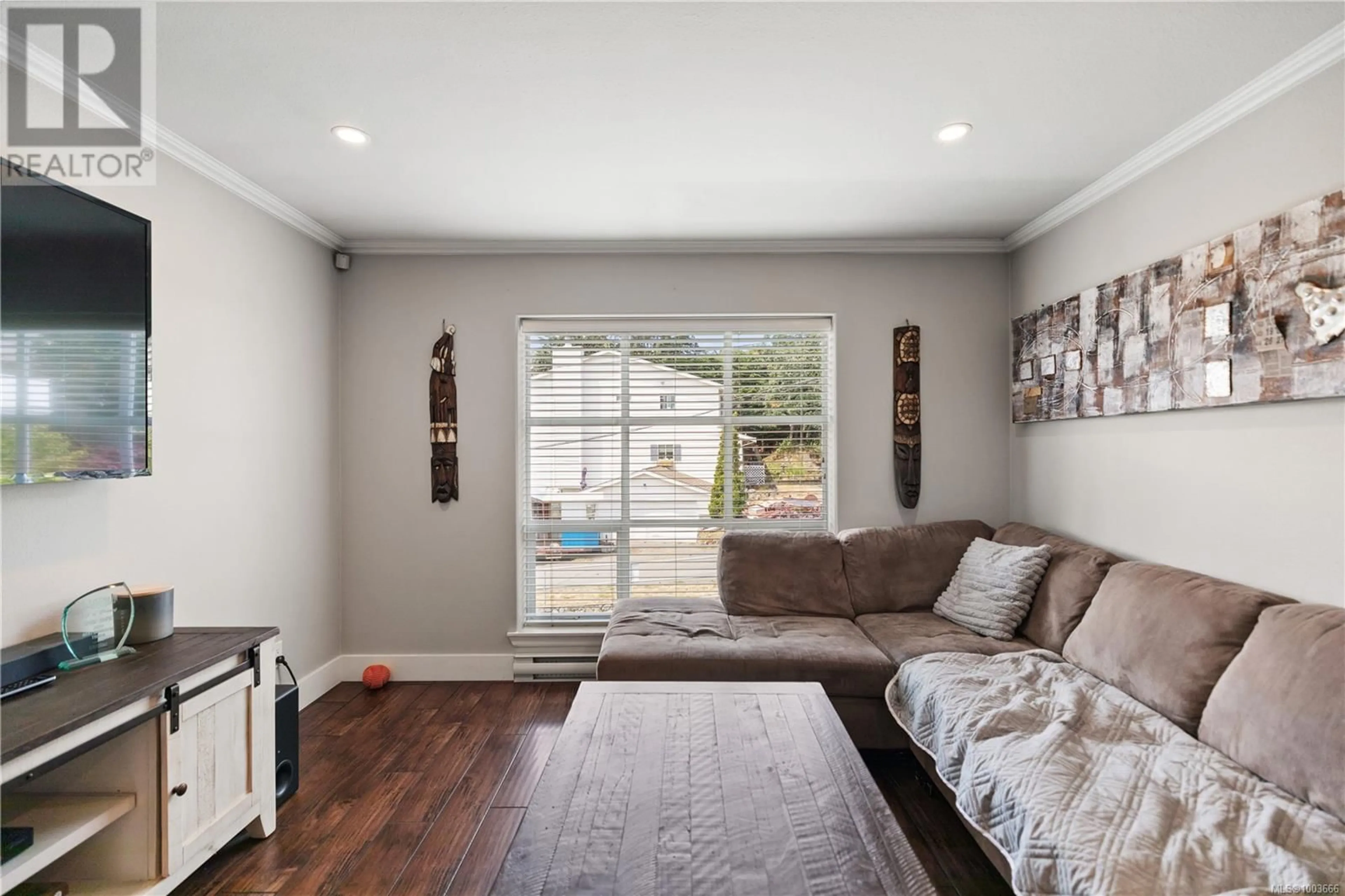 Living room with furniture, wood/laminate floor for 2 - 890 ADMIRALS ROAD, Esquimalt British Columbia V9A2P3