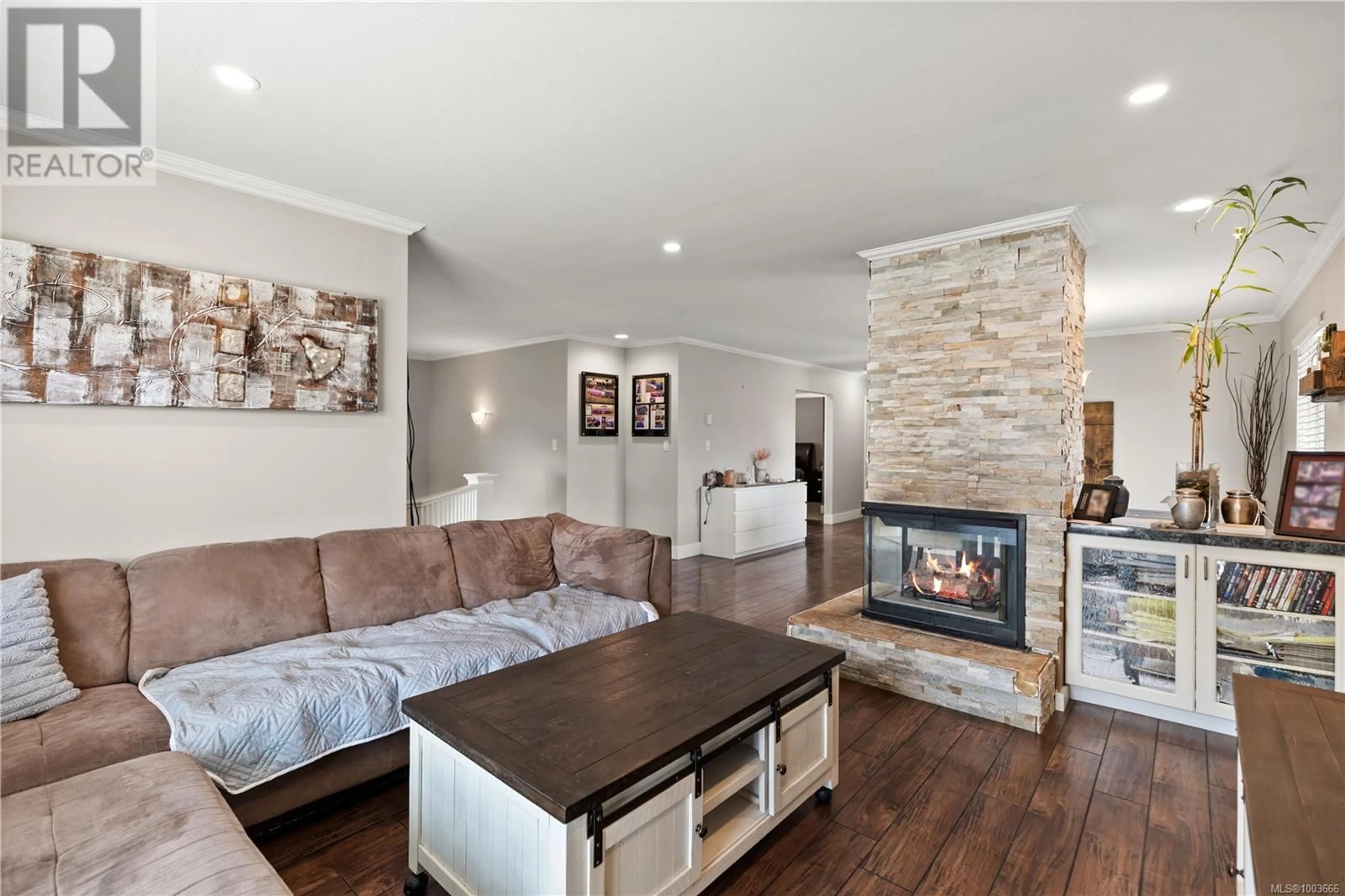Living room with furniture, wood/laminate floor for 2 - 890 ADMIRALS ROAD, Esquimalt British Columbia V9A2P3