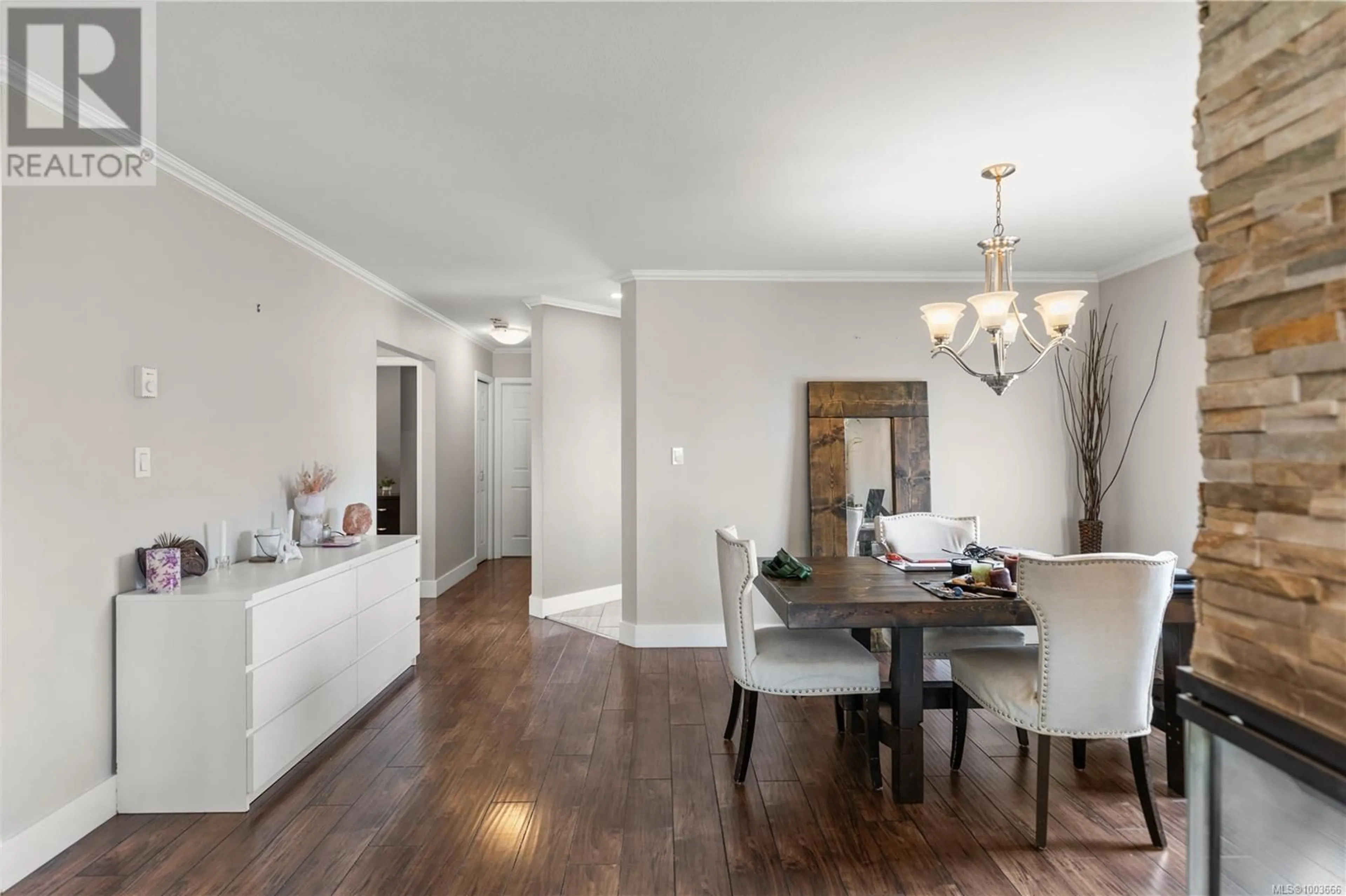 Dining room, wood/laminate floor for 2 - 890 ADMIRALS ROAD, Esquimalt British Columbia V9A2P3