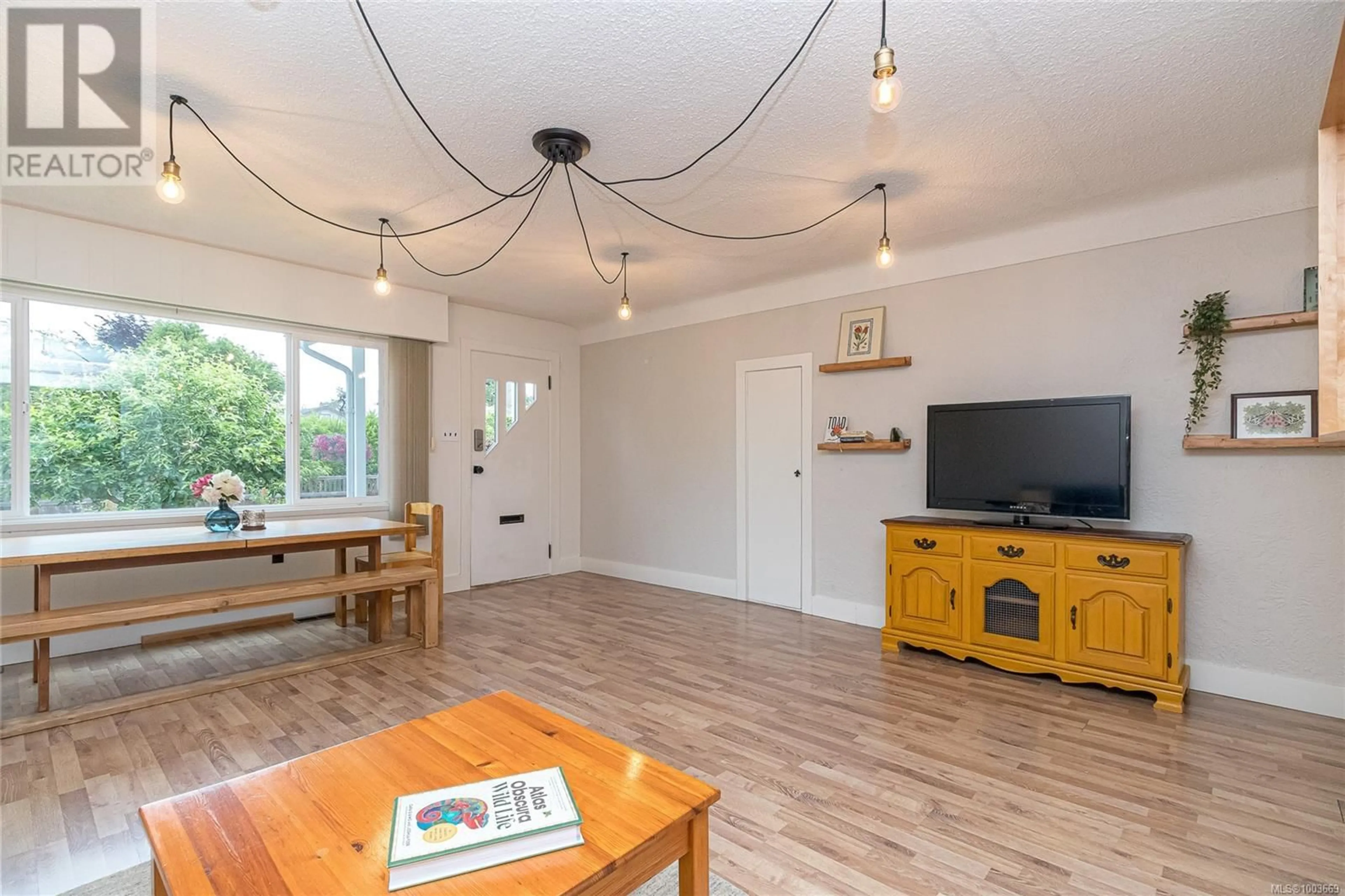 Living room with furniture, wood/laminate floor for 610 DOBSON ROAD, Duncan British Columbia V9L2L7