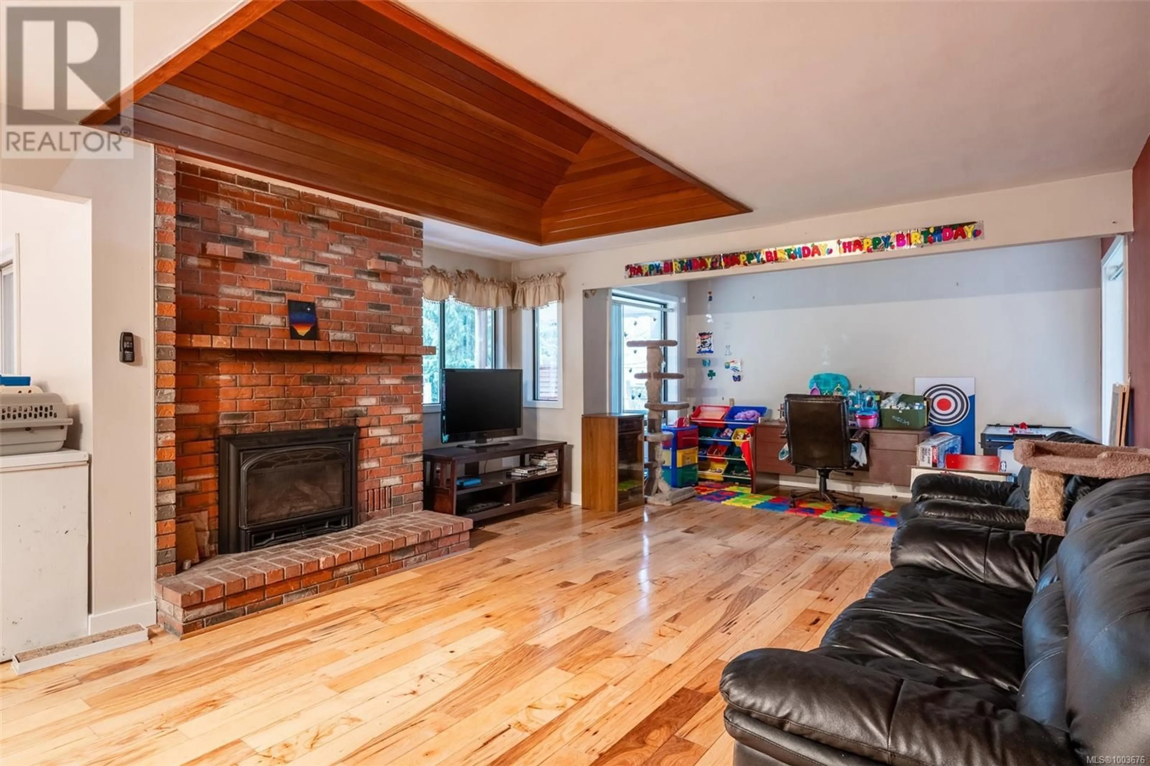 Living room with furniture, wood/laminate floor for 3074 SOOKE ROAD, Langford British Columbia V9B5Y9