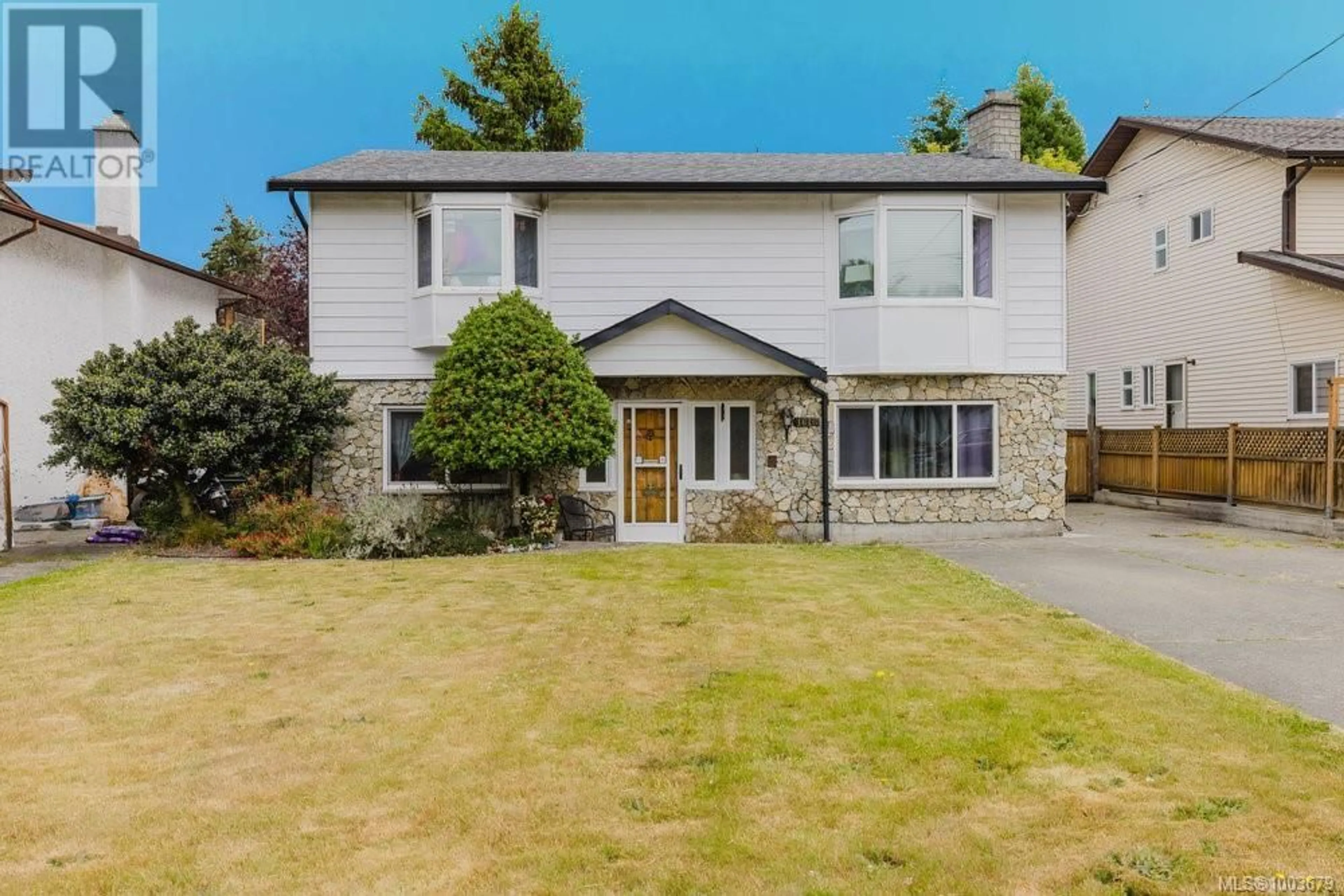 Home with vinyl exterior material, street for 1616 AGNEW AVENUE, Saanich British Columbia V8N5M6