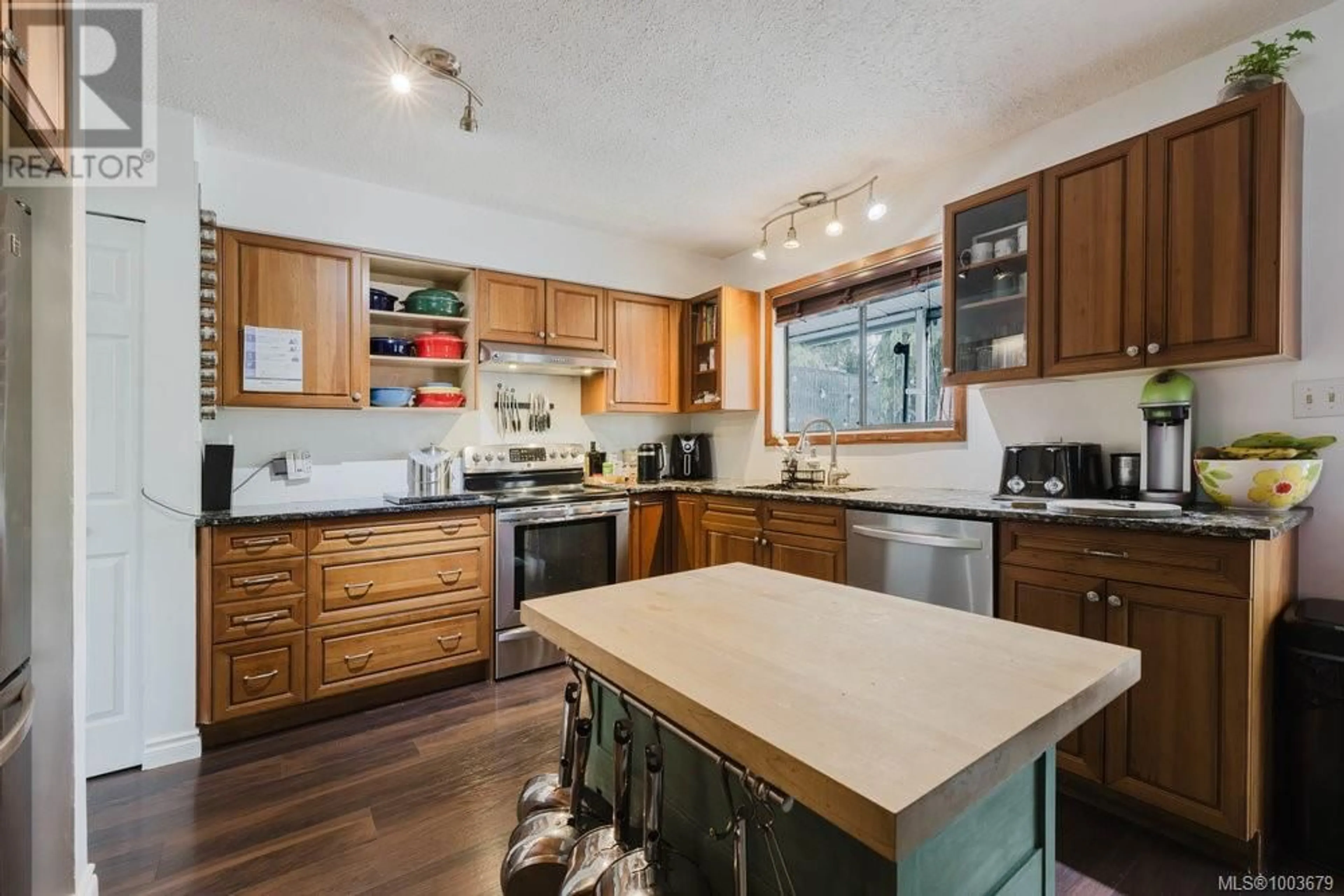 Open concept kitchen, unknown for 1616 AGNEW AVENUE, Saanich British Columbia V8N5M6