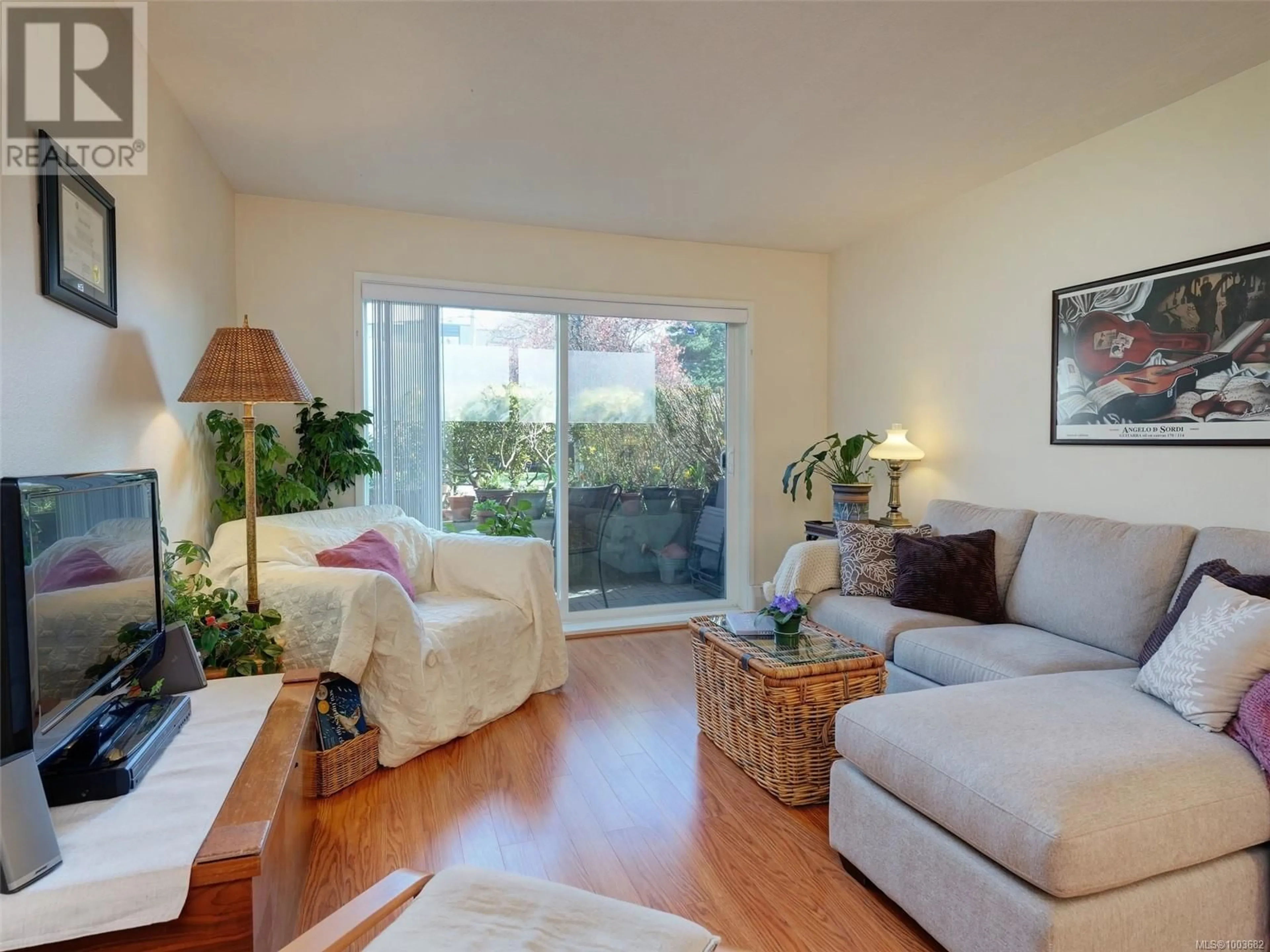 Living room with furniture, wood/laminate floor for 105 - 118 CROFT STREET, Victoria British Columbia V8V2E6