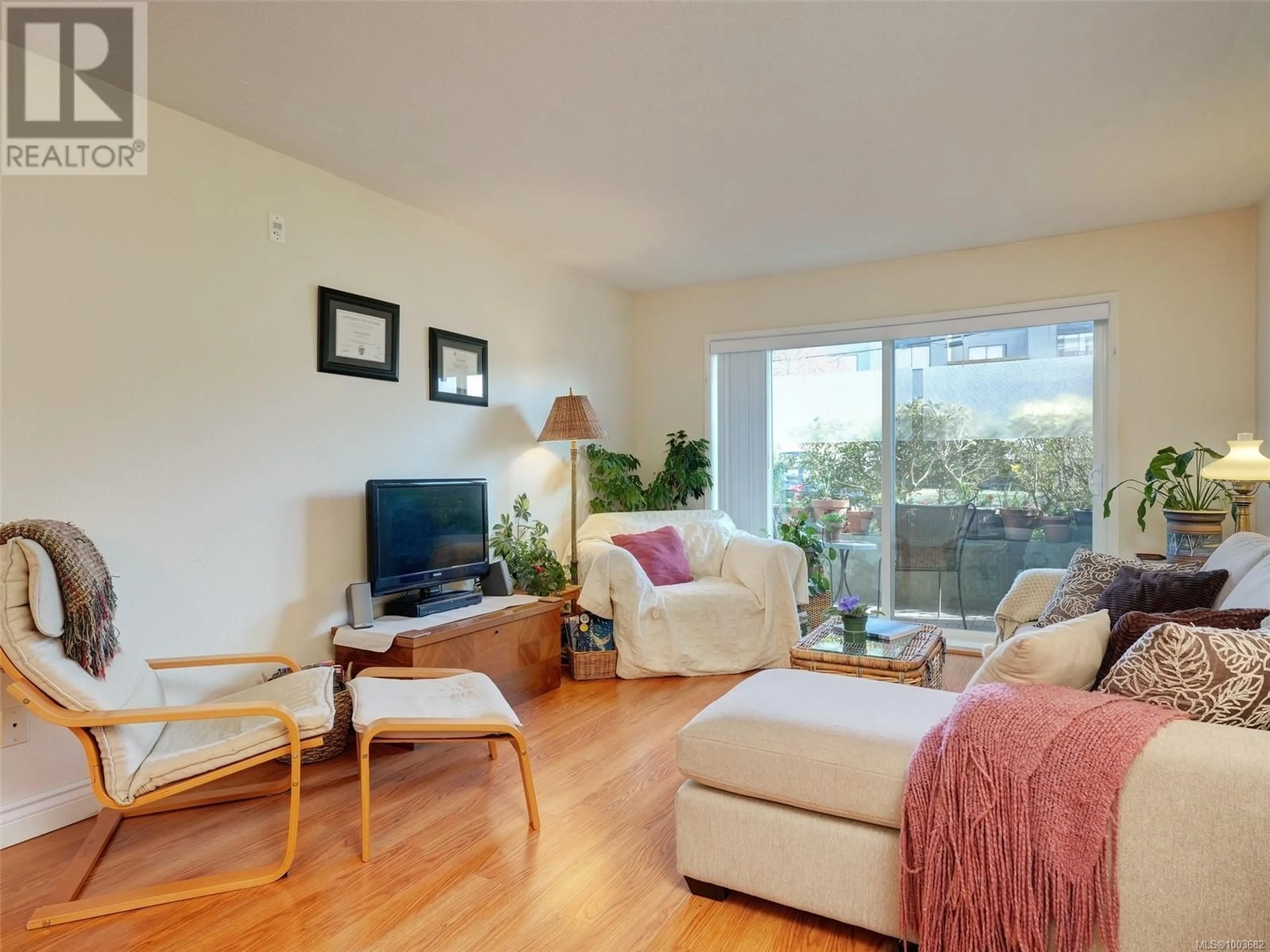 Living room with furniture, wood/laminate floor for 105 - 118 CROFT STREET, Victoria British Columbia V8V2E6
