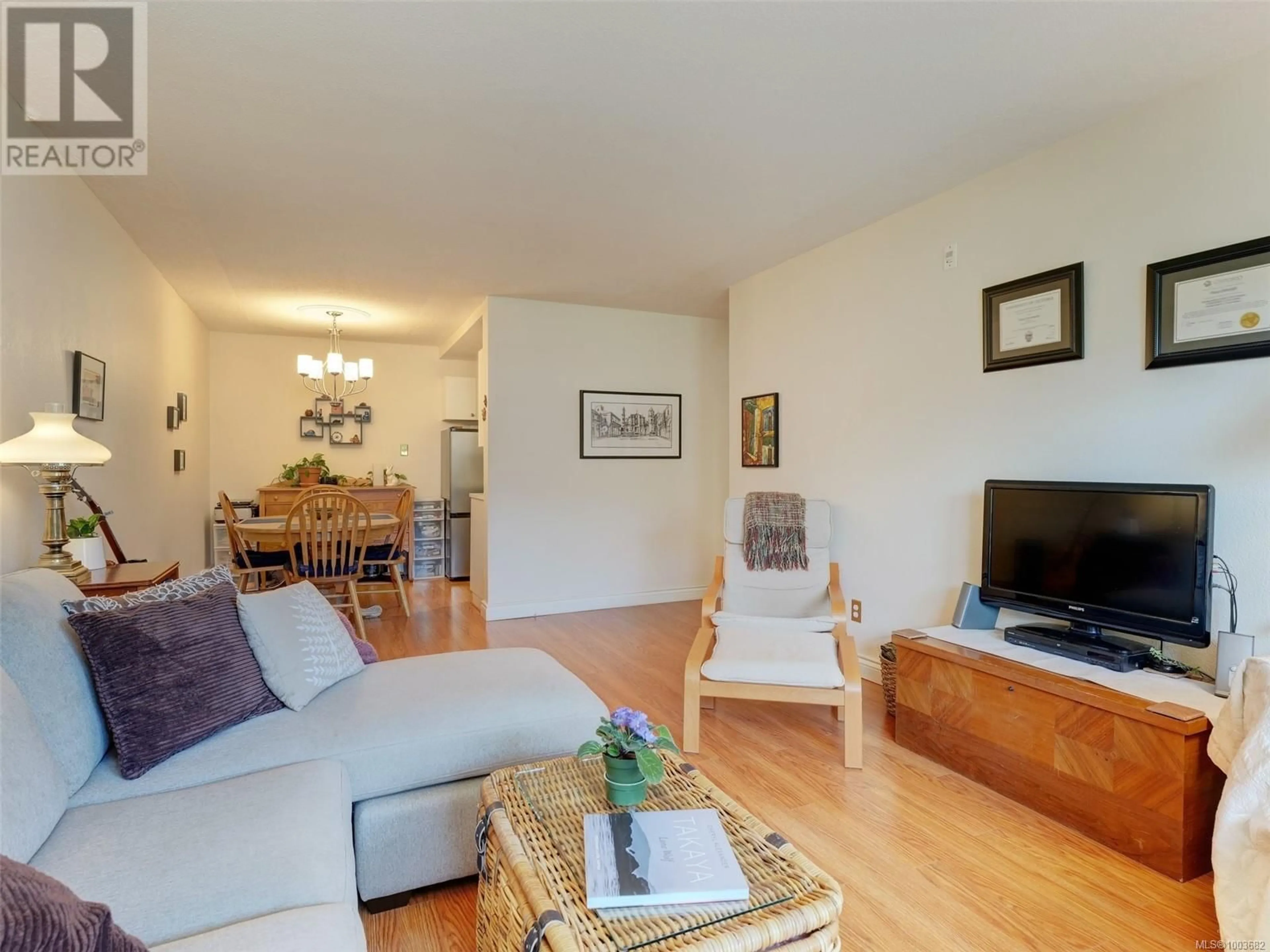 Living room with furniture, wood/laminate floor for 105 - 118 CROFT STREET, Victoria British Columbia V8V2E6