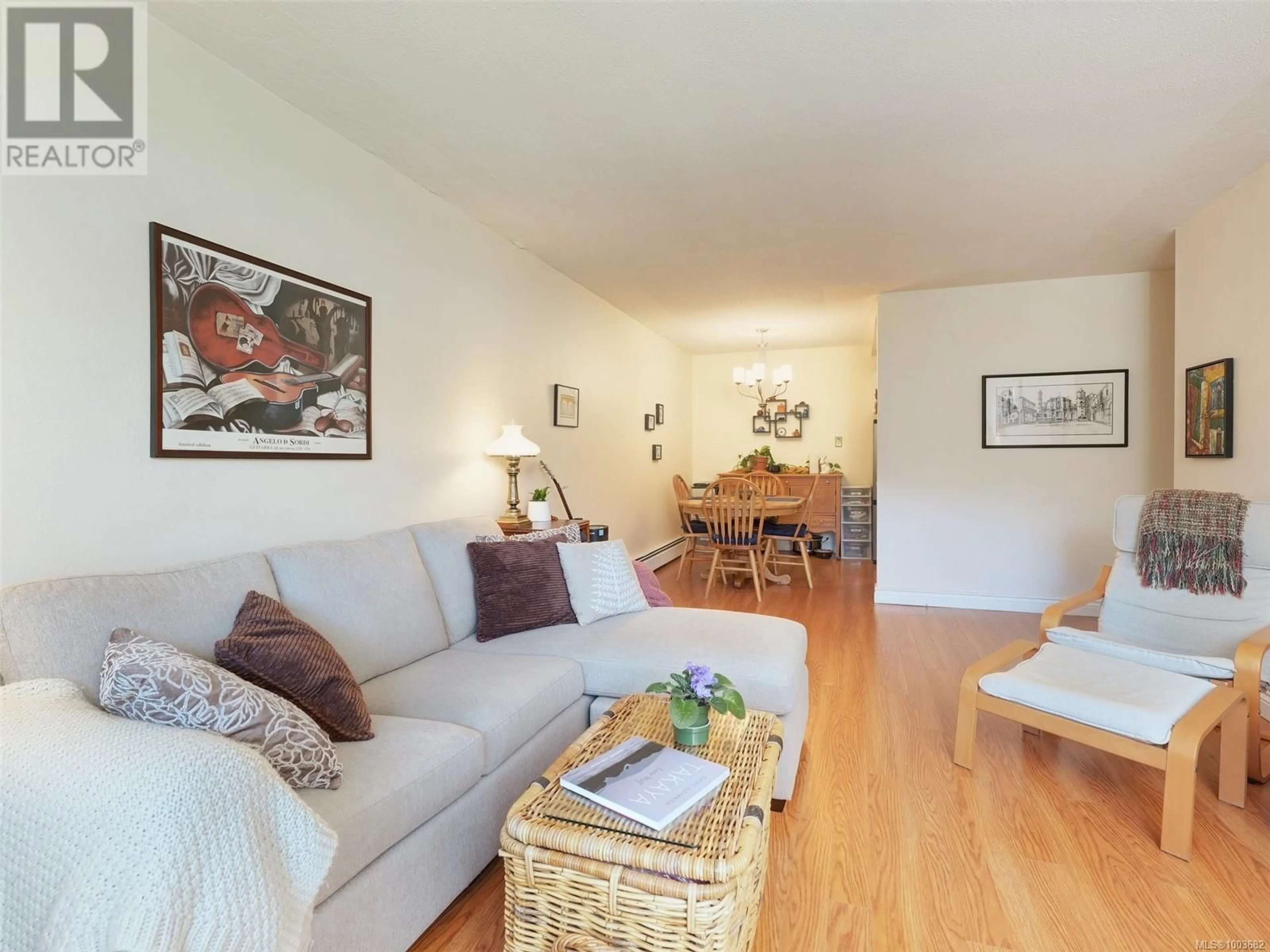 Living room with furniture, wood/laminate floor for 105 - 118 CROFT STREET, Victoria British Columbia V8V2E6