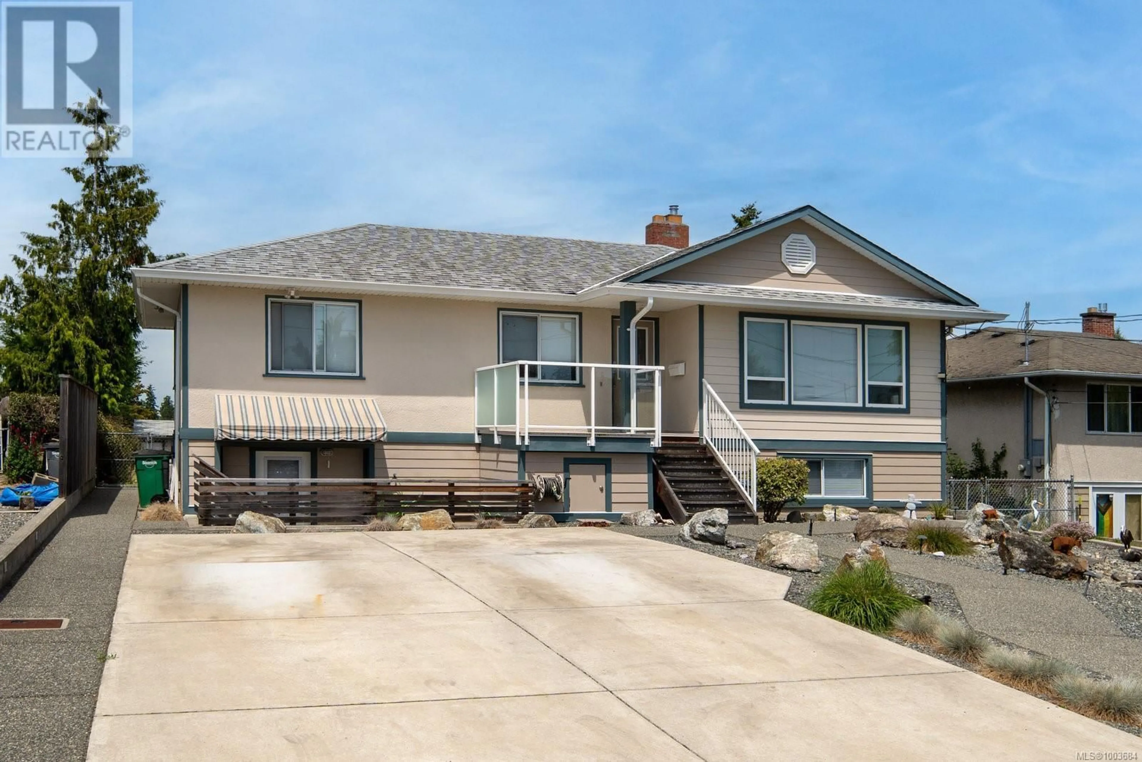 Home with vinyl exterior material, street for 582 BAXTER AVENUE, Saanich British Columbia V8Z2G7