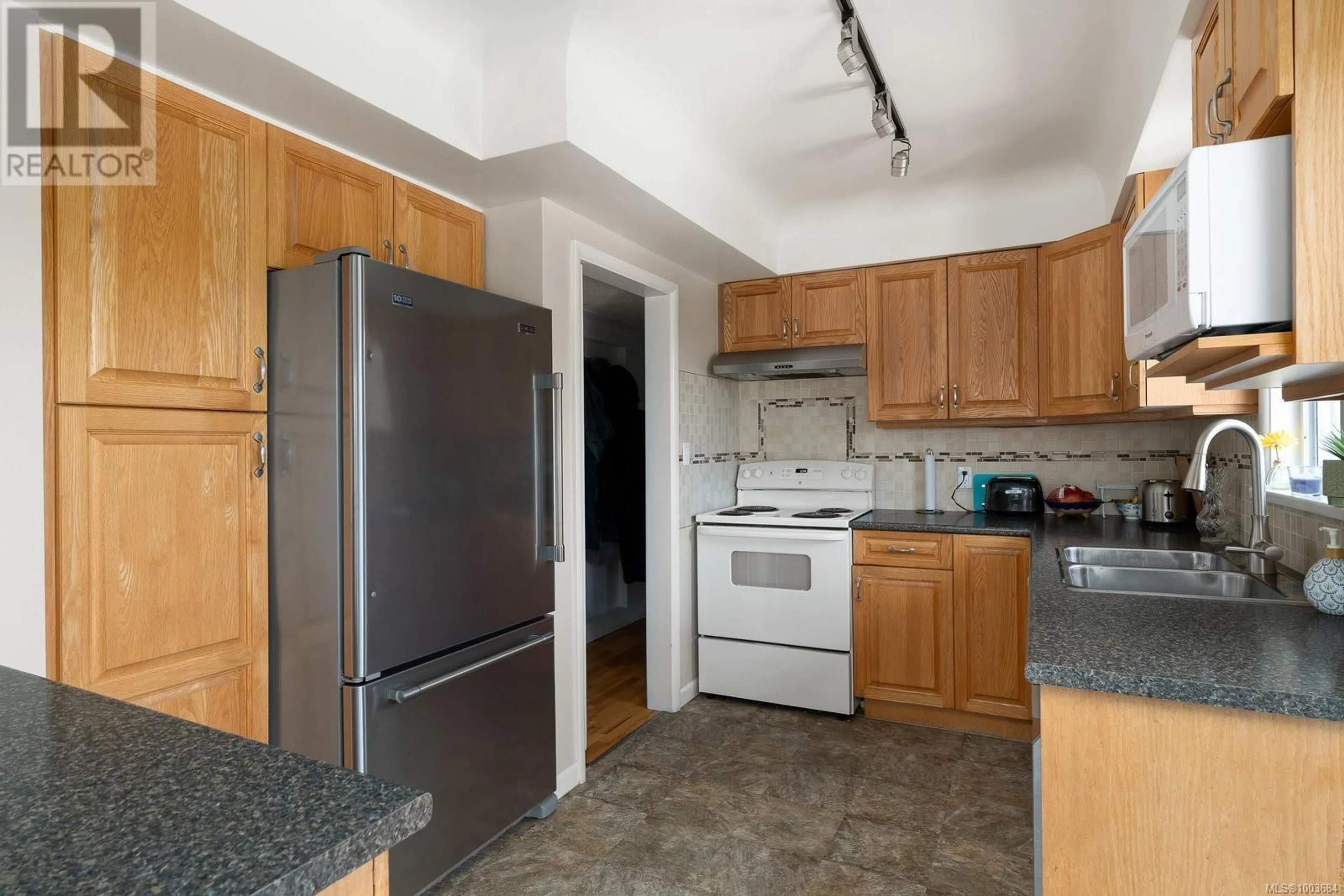 Standard kitchen, unknown for 582 BAXTER AVENUE, Saanich British Columbia V8Z2G7
