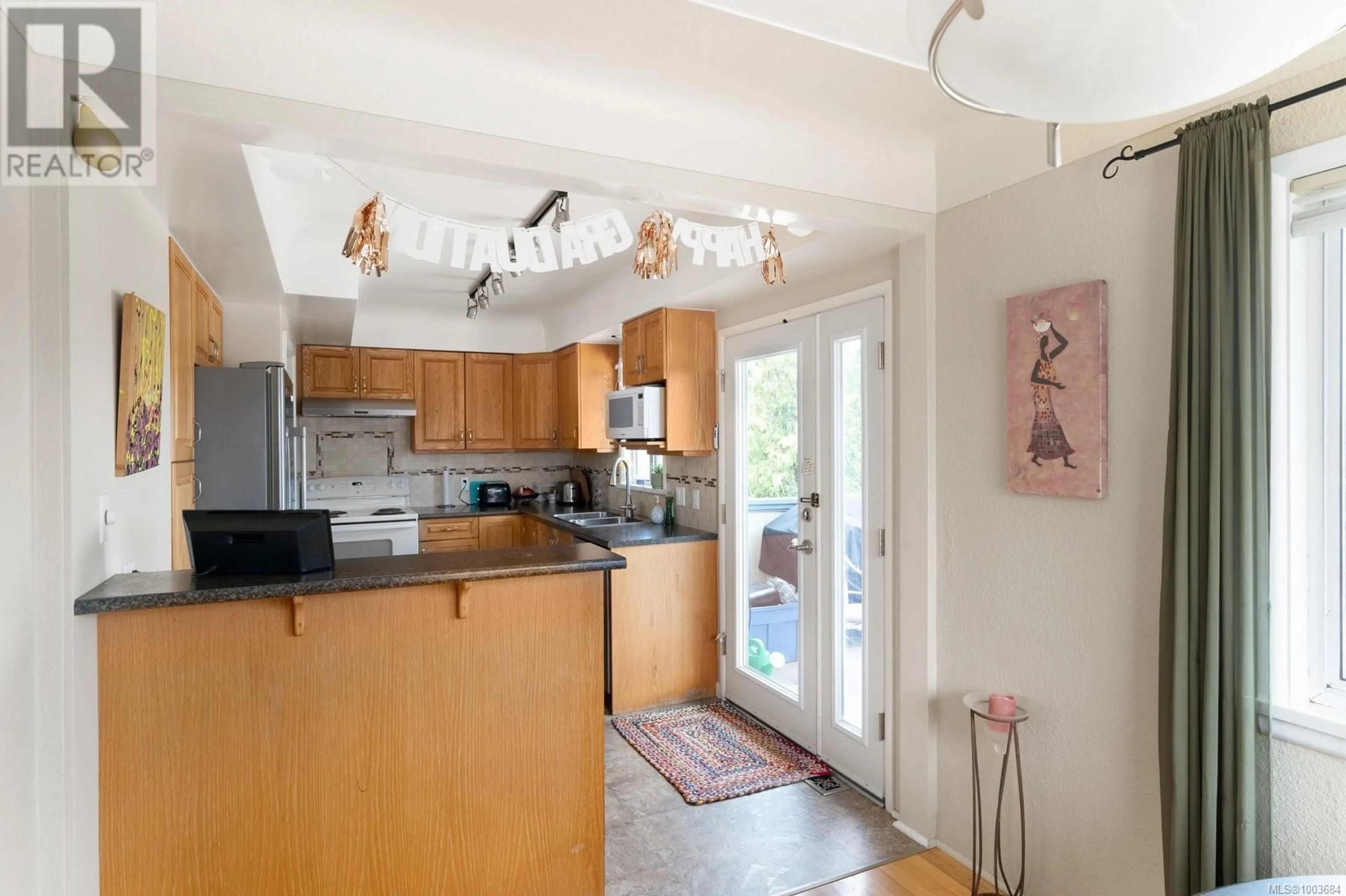 Standard kitchen, unknown for 582 BAXTER AVENUE, Saanich British Columbia V8Z2G7