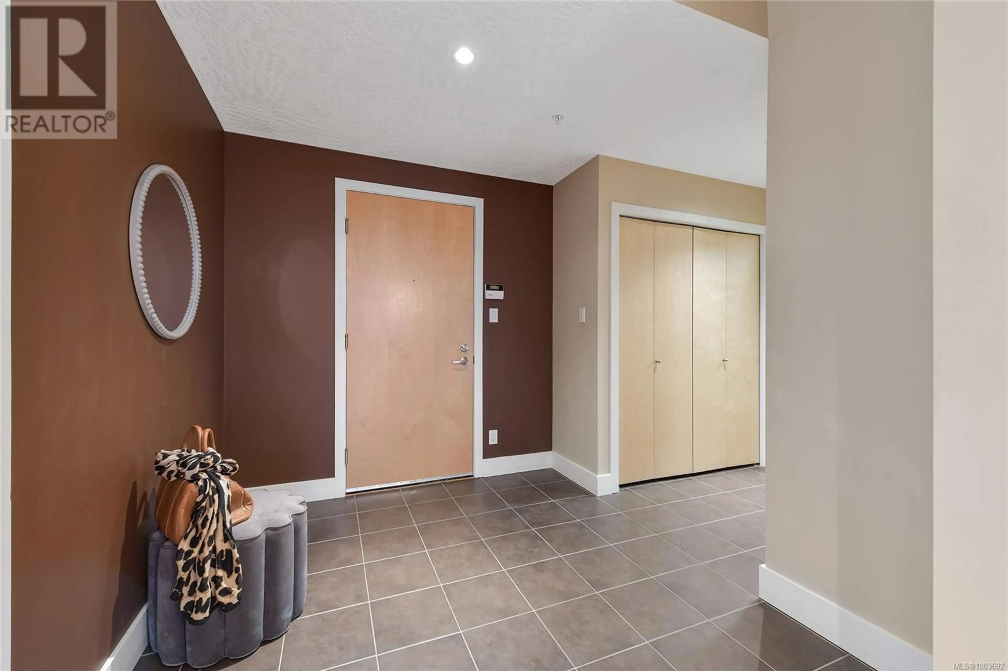 Indoor foyer for 505 - 5332 SAYWARD HILL CRESCENT, Saanich British Columbia V8Y3H8
