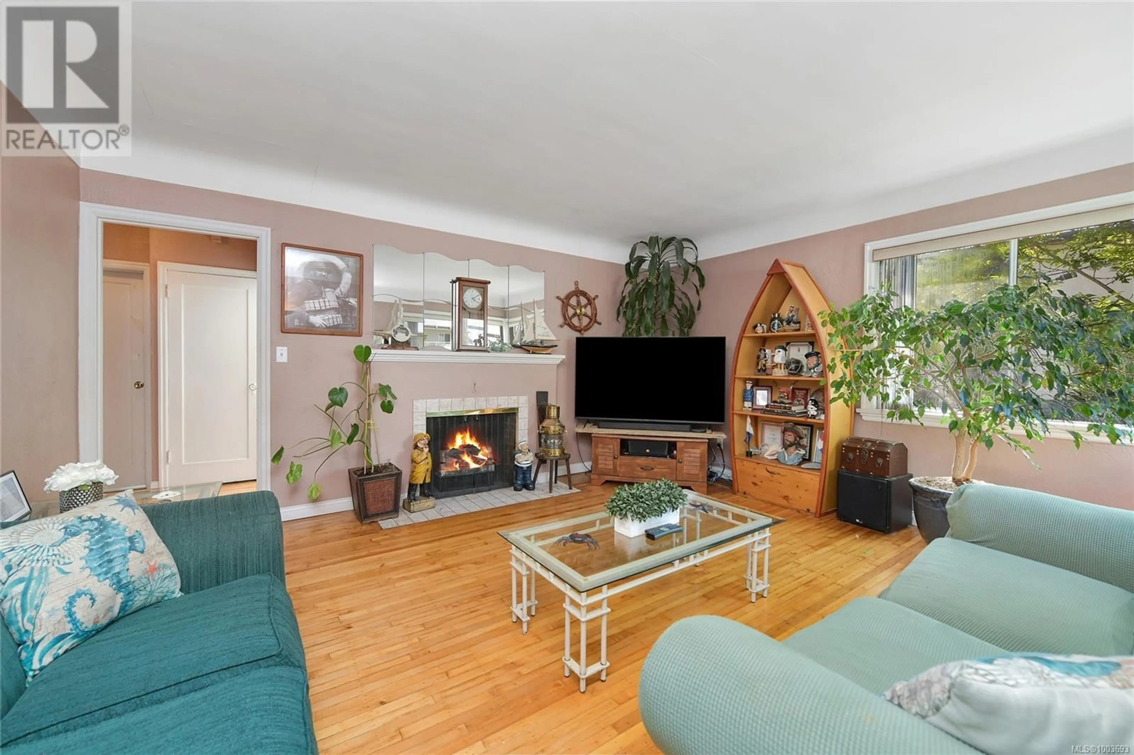 Living room with furniture, wood/laminate floor for 1113 ESQUIMALT ROAD, Esquimalt British Columbia V9A5A3