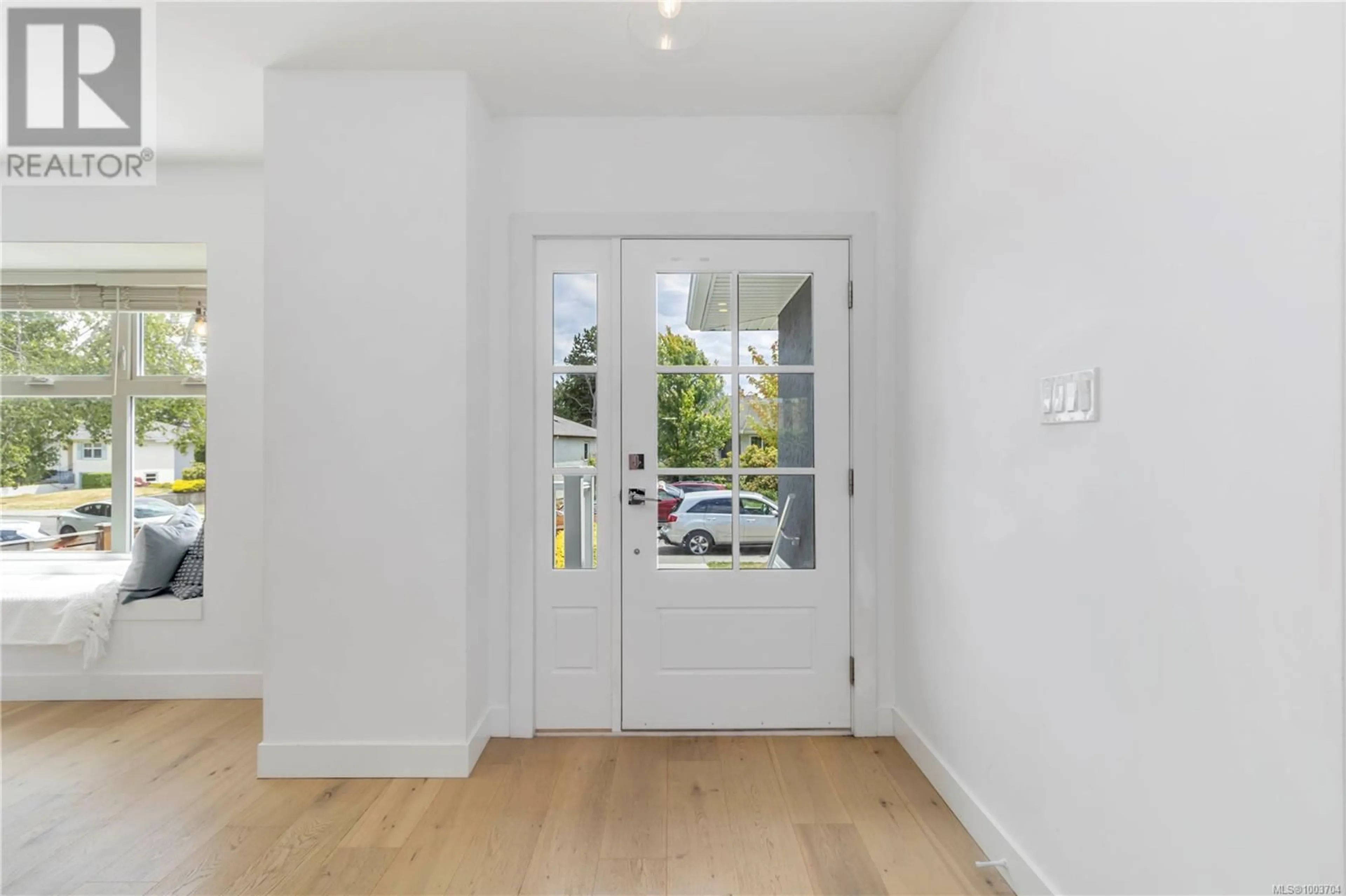 Indoor entryway for 2240 KINROSS AVENUE, Oak Bay British Columbia V8R2N5