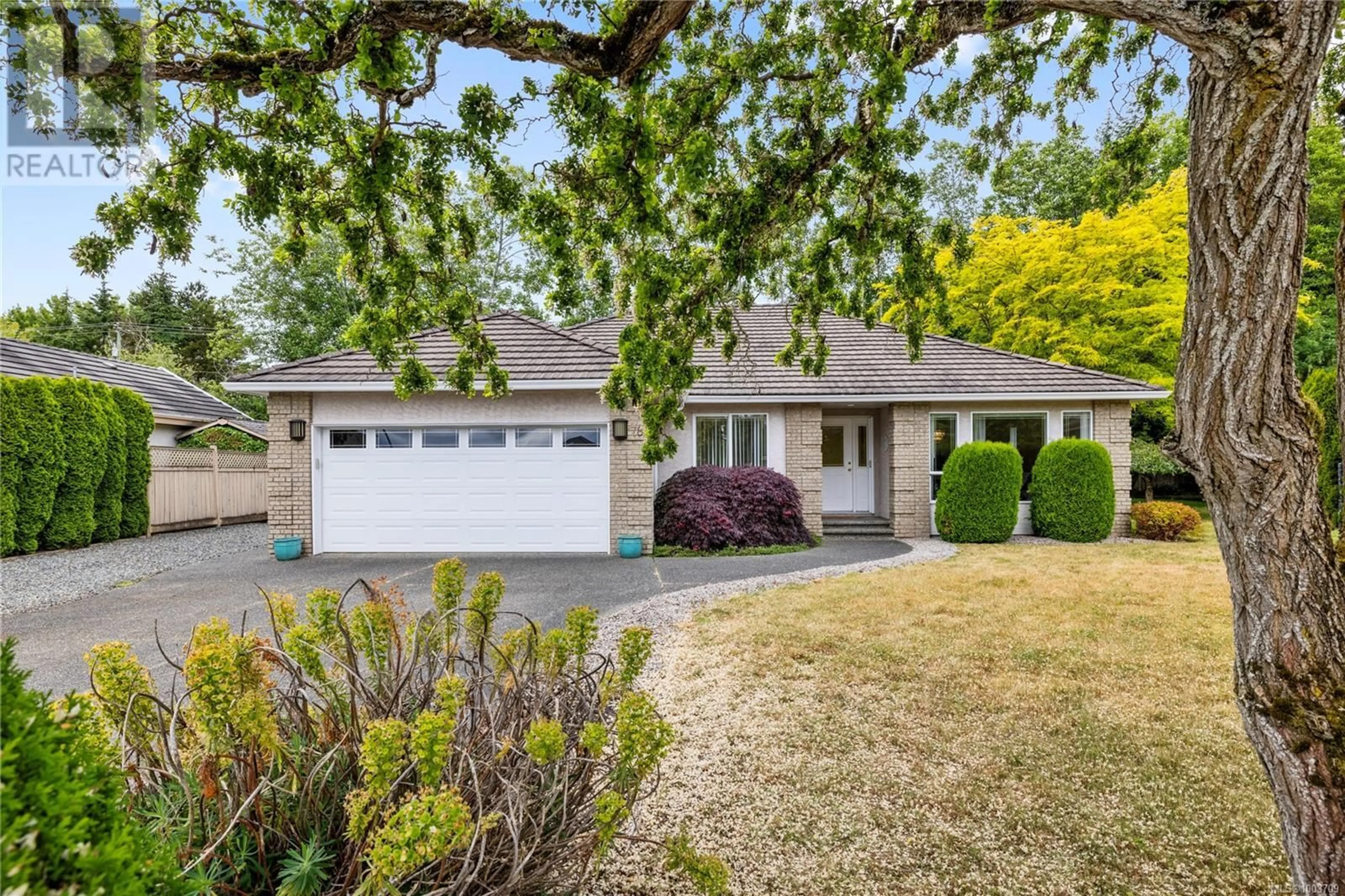 Home with vinyl exterior material, street for 784 CHARTWEST COURT, Qualicum Beach British Columbia V9K2P9